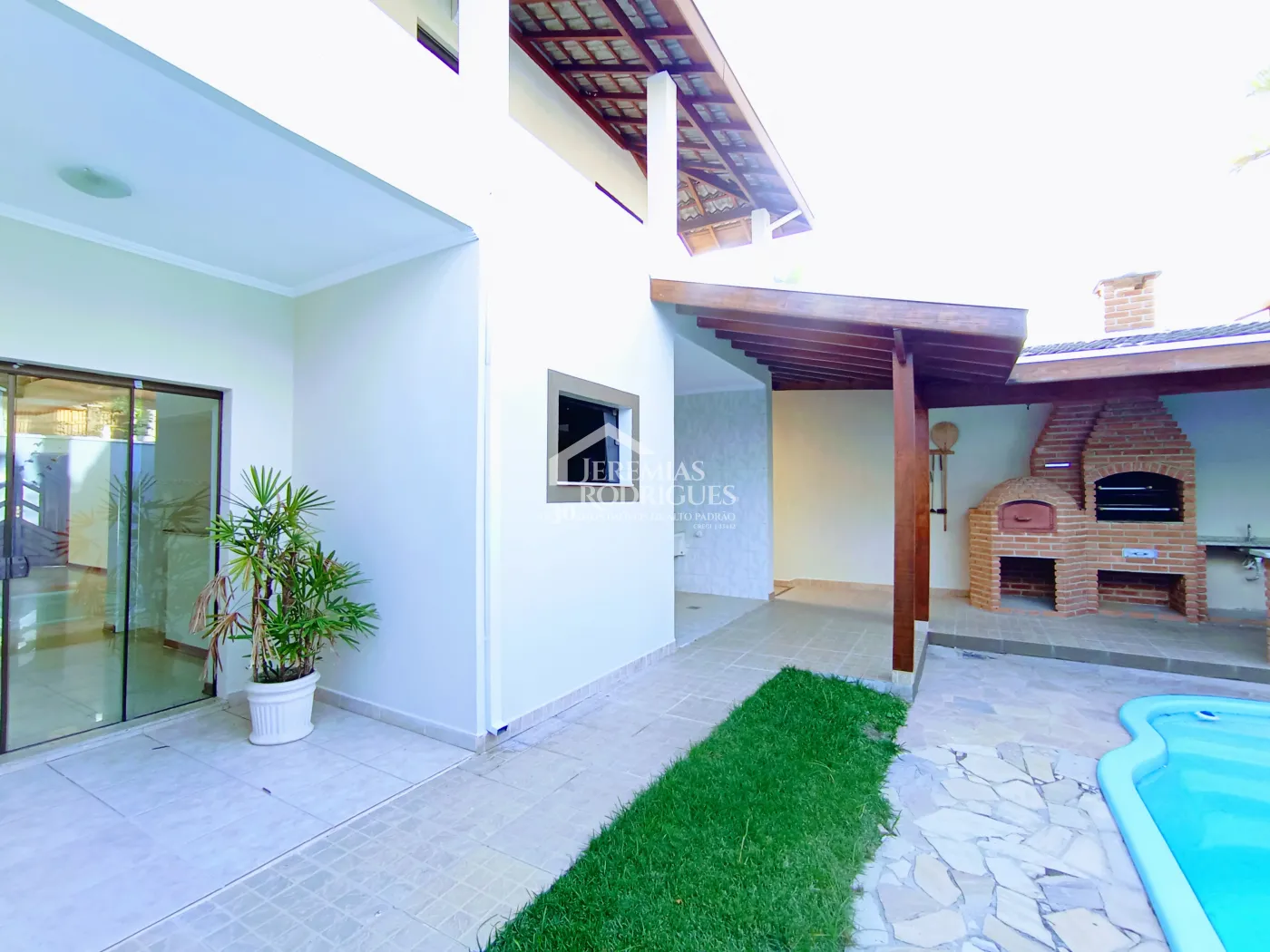 Casa para venda e locação com 4 dormitórios no Condomínio Campos do Conde I em Tremembé/SP