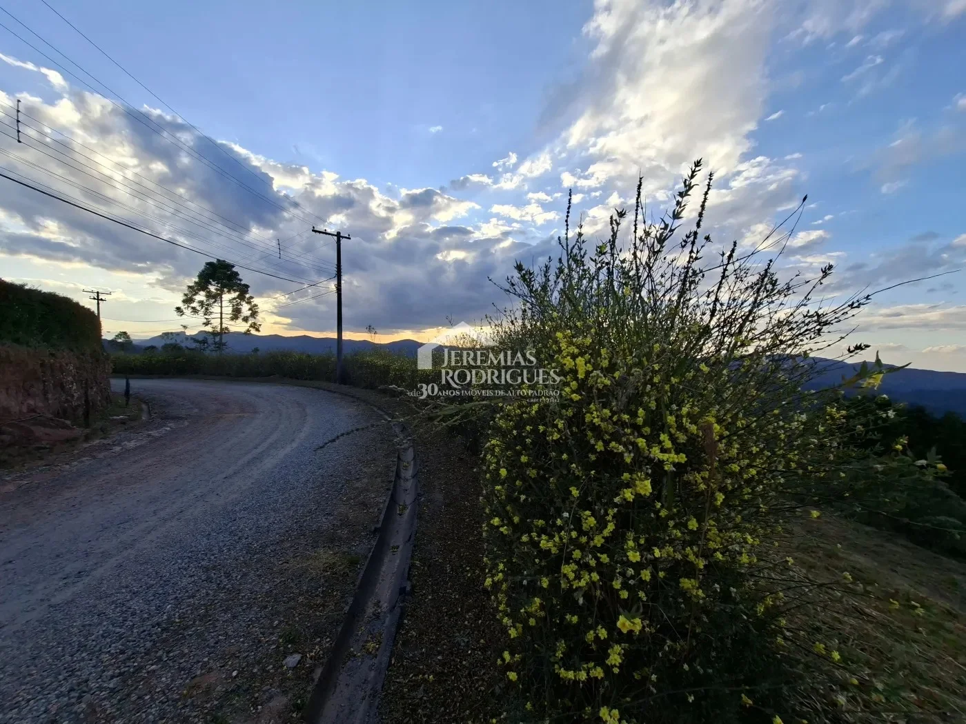 Terreno à venda no Condomínio Pedra do Fogo em Campos do Jordão/SP.