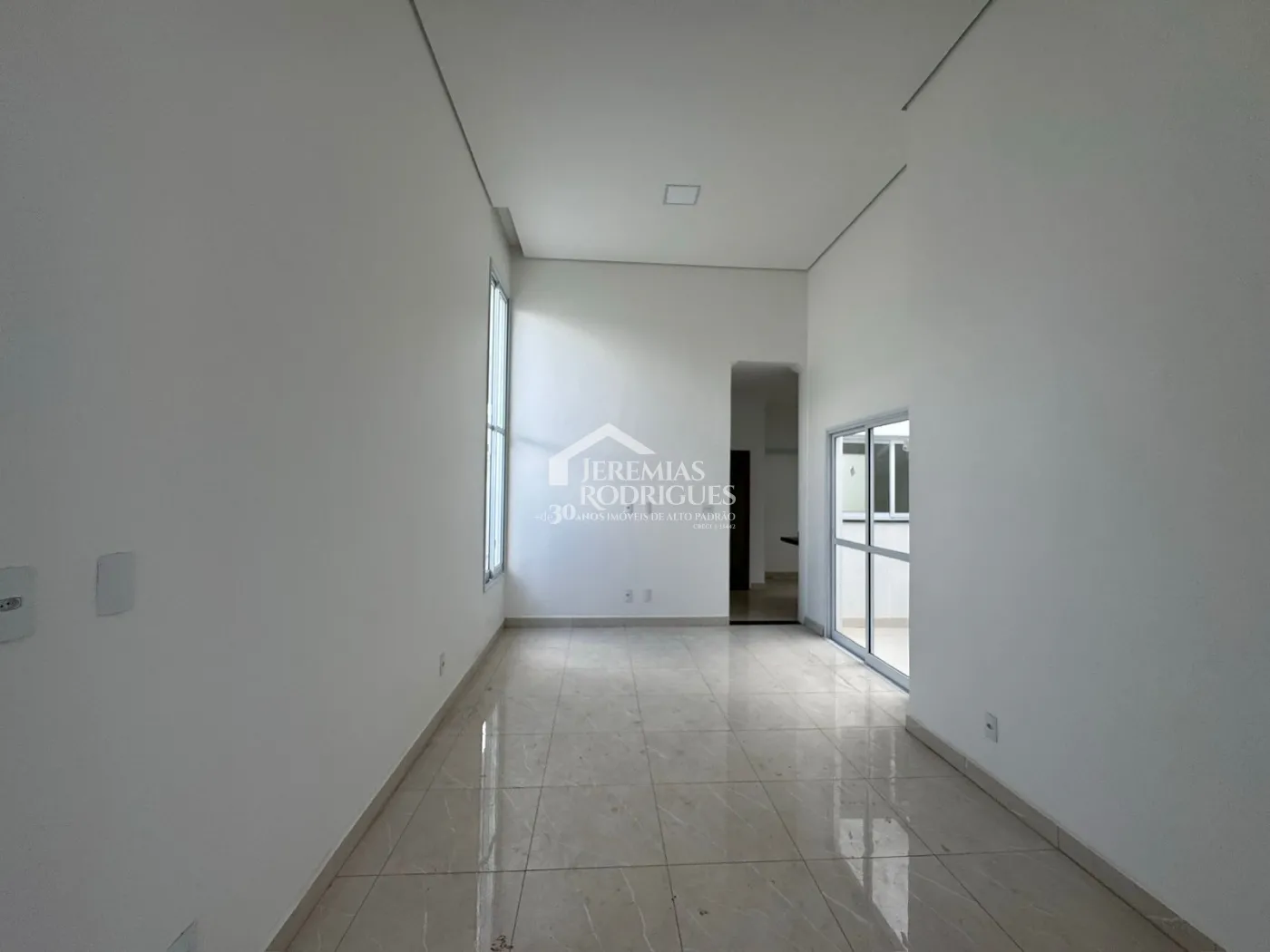 Casa à venda com 3 dormitórios no Condomínio Vila Romana em Pindamonhangaba/SP.