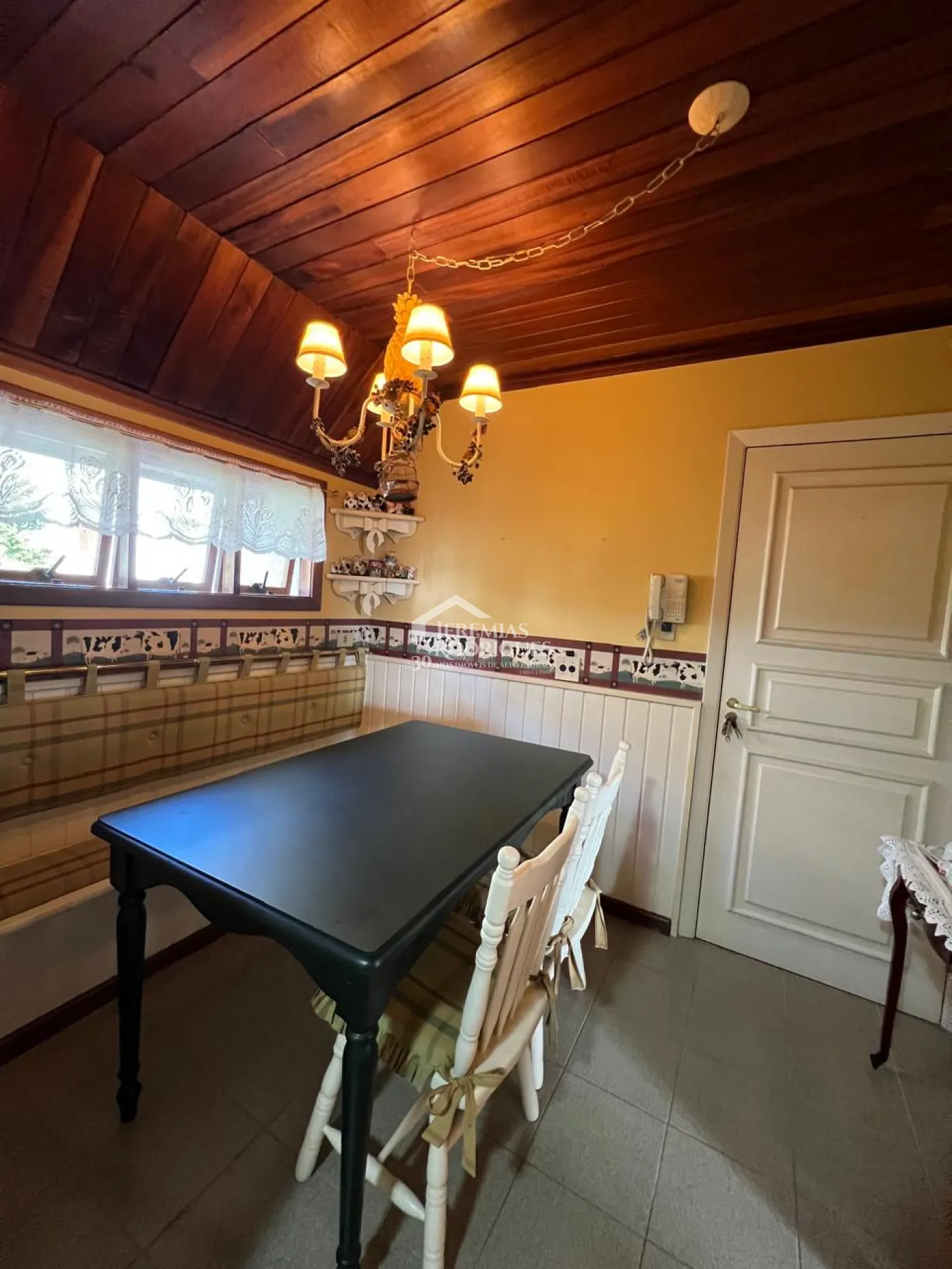 Apartamento à venda com 4 dormitórios, 324m² no Condomínio Le Bourg Saint Maurice em Campos do Jordão/SP.