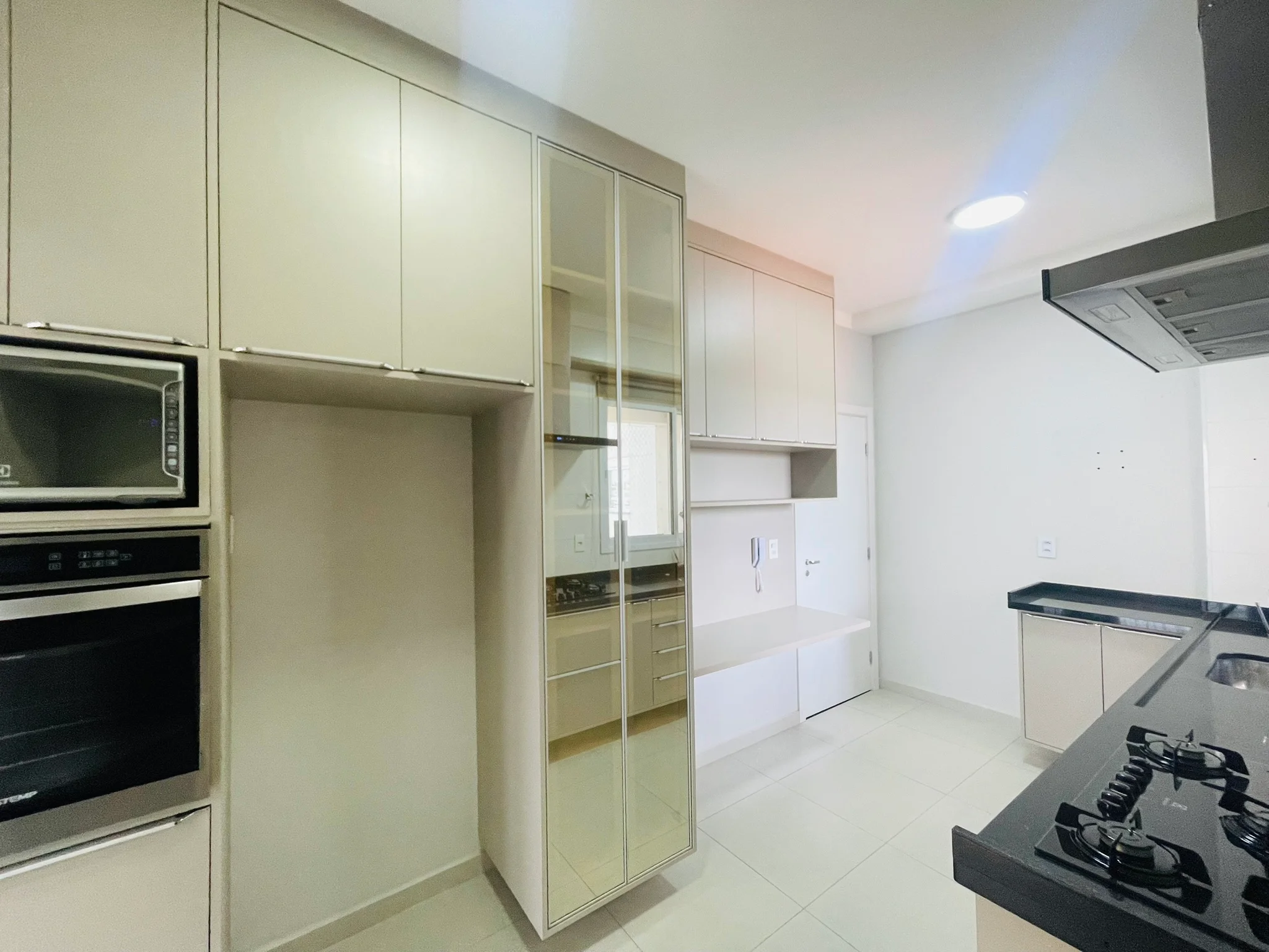Apartamento à venda com 3 suítes no Condomínio Gran Terrace em Taubaté/SP. 