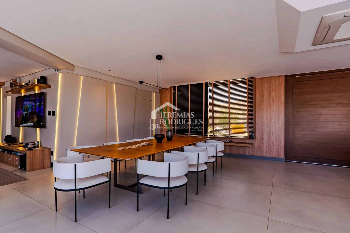 Casa à venda com 4 suítes no Condomínio Taubaté Village em Taubaté/SP.