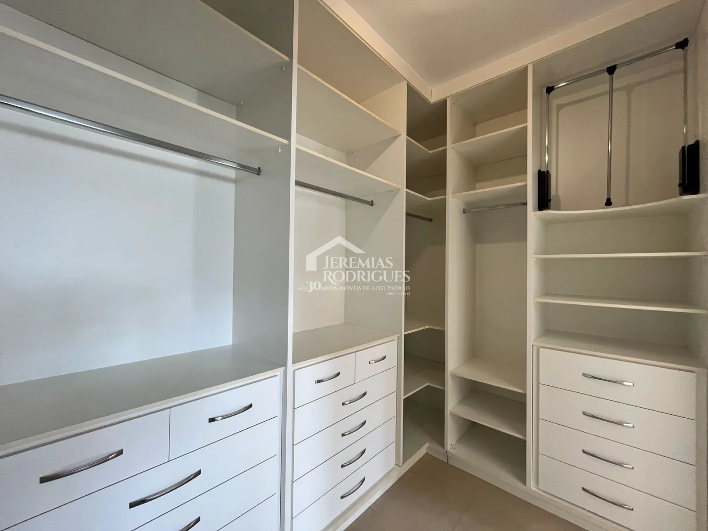 Casa à venda com 4 suítes no Condomínio Taubaté Village em Taubaté/SP.