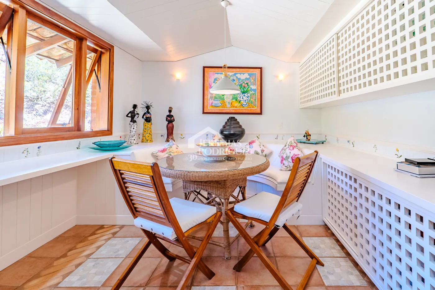 Mansão à venda com 7 suítes no Condomínio Vila Simonsen em Campos do Jordão/SP.