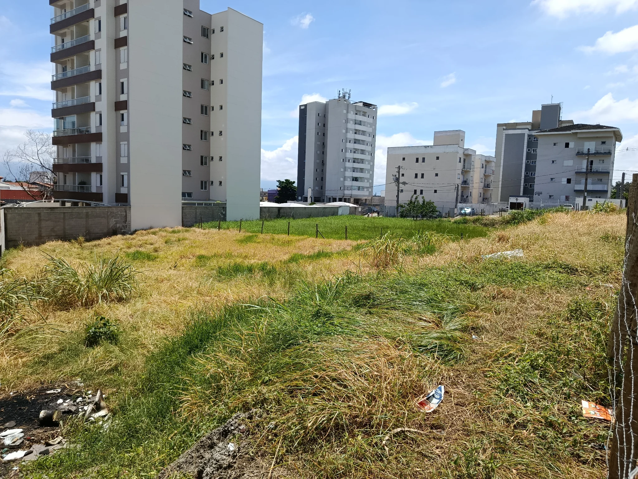 Área à venda com 1.600 m² no bairro Granja Daniel em Taubaté/SP. 