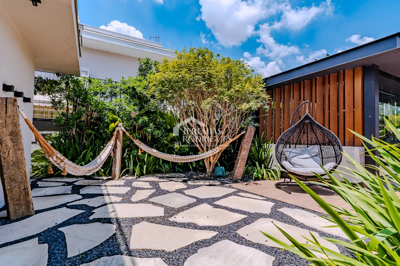Casa à venda com 4 suítes no Condomínio Taubaté Village em Taubaté/SP.