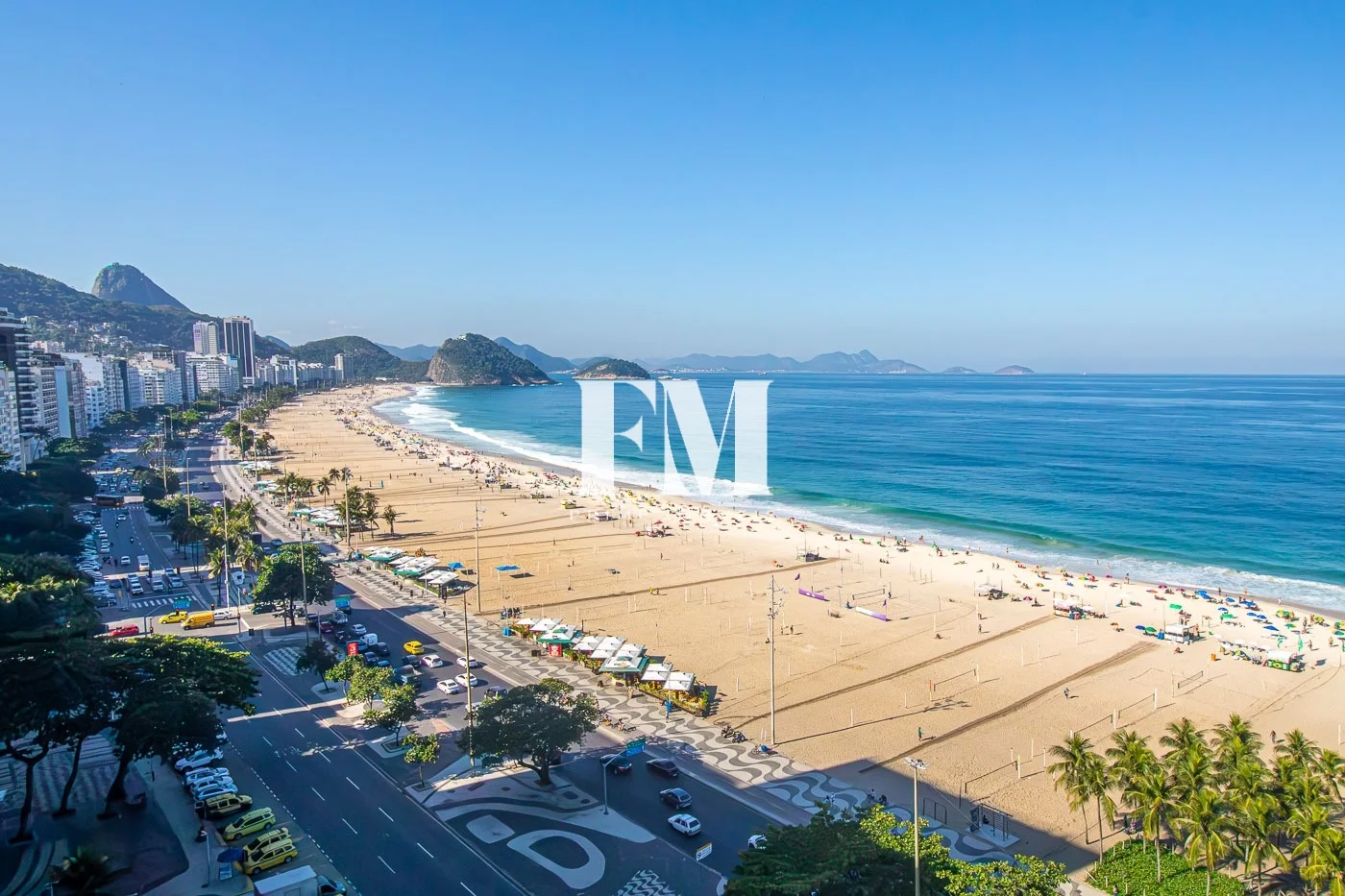 Exclusividade na Avenida Atlântica: Cobertura Linear de 425m² com Vista Panorâmica de 180º no Posto 4