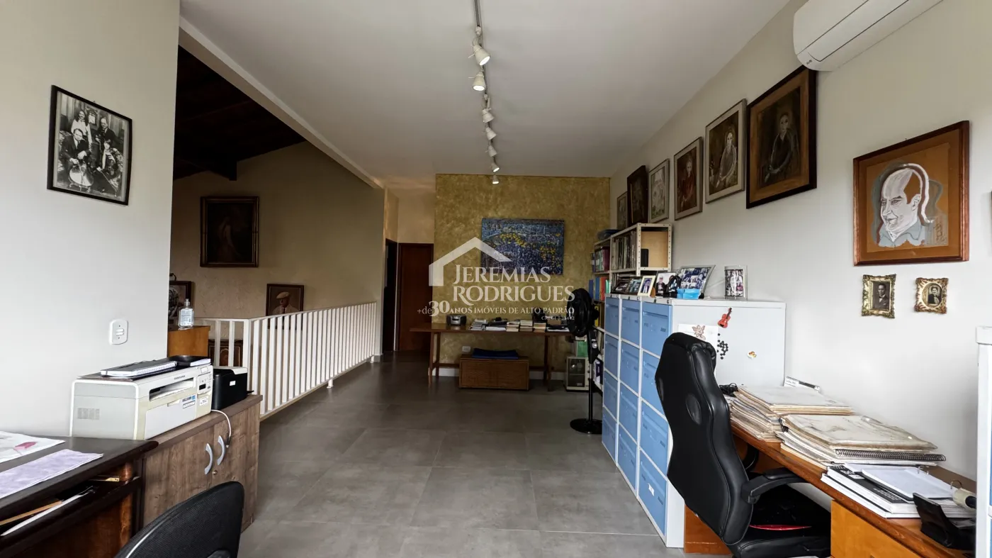 Casa assobradada à venda com 4 dormitórios no Condomínio Jardim das Hortênsias em Taubaté/SP.