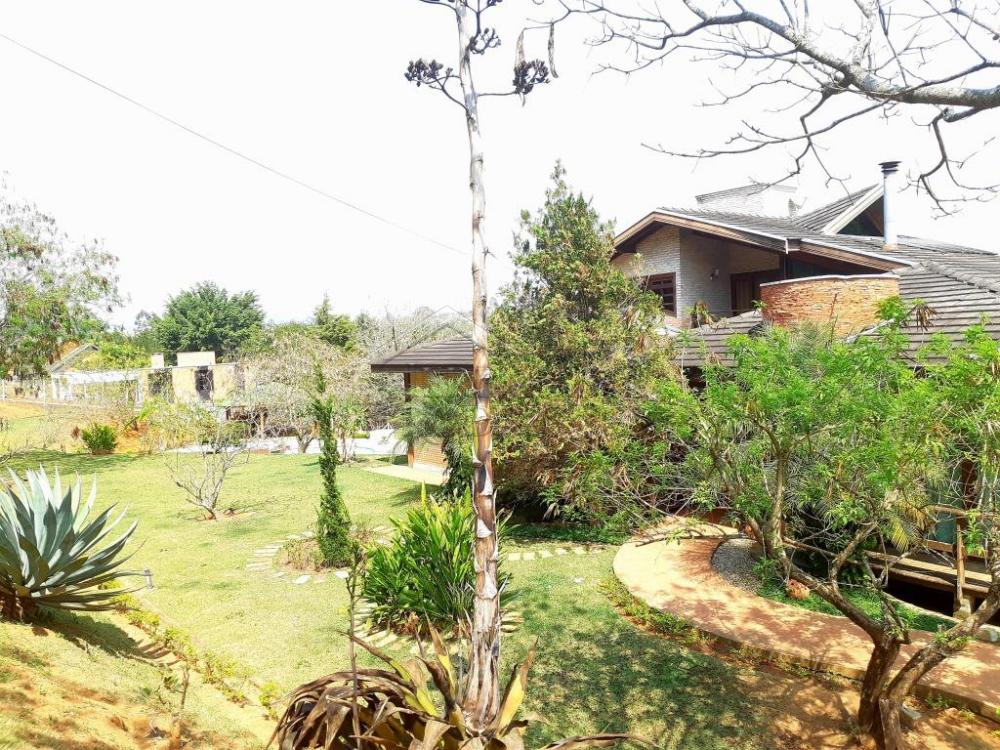 Casa à venda com 6 dormitórios no Condomínio Chácaras Cataguá em Taubaté/SP.