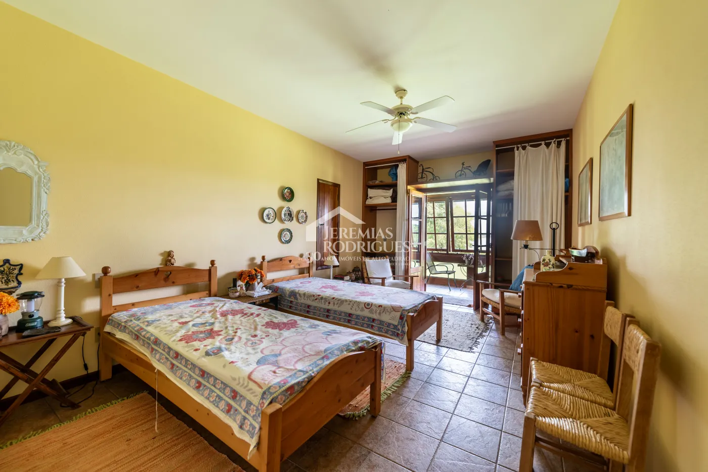 Sitio com 9 suítes, 2.600 m² - Piracaia/SP.