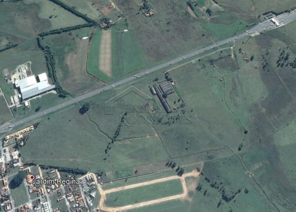 Área rural à venda com 123.247 m² no bairro Jardim Regina em Pindamonhangaba/SP.