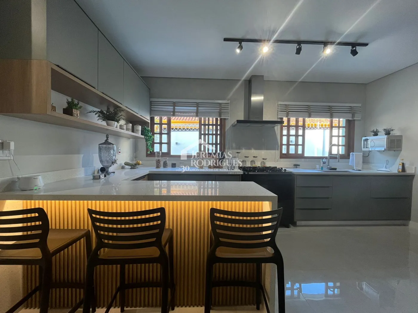 Casa à venda com 2 suítes no bairro Quiririm em Taubaté/SP.