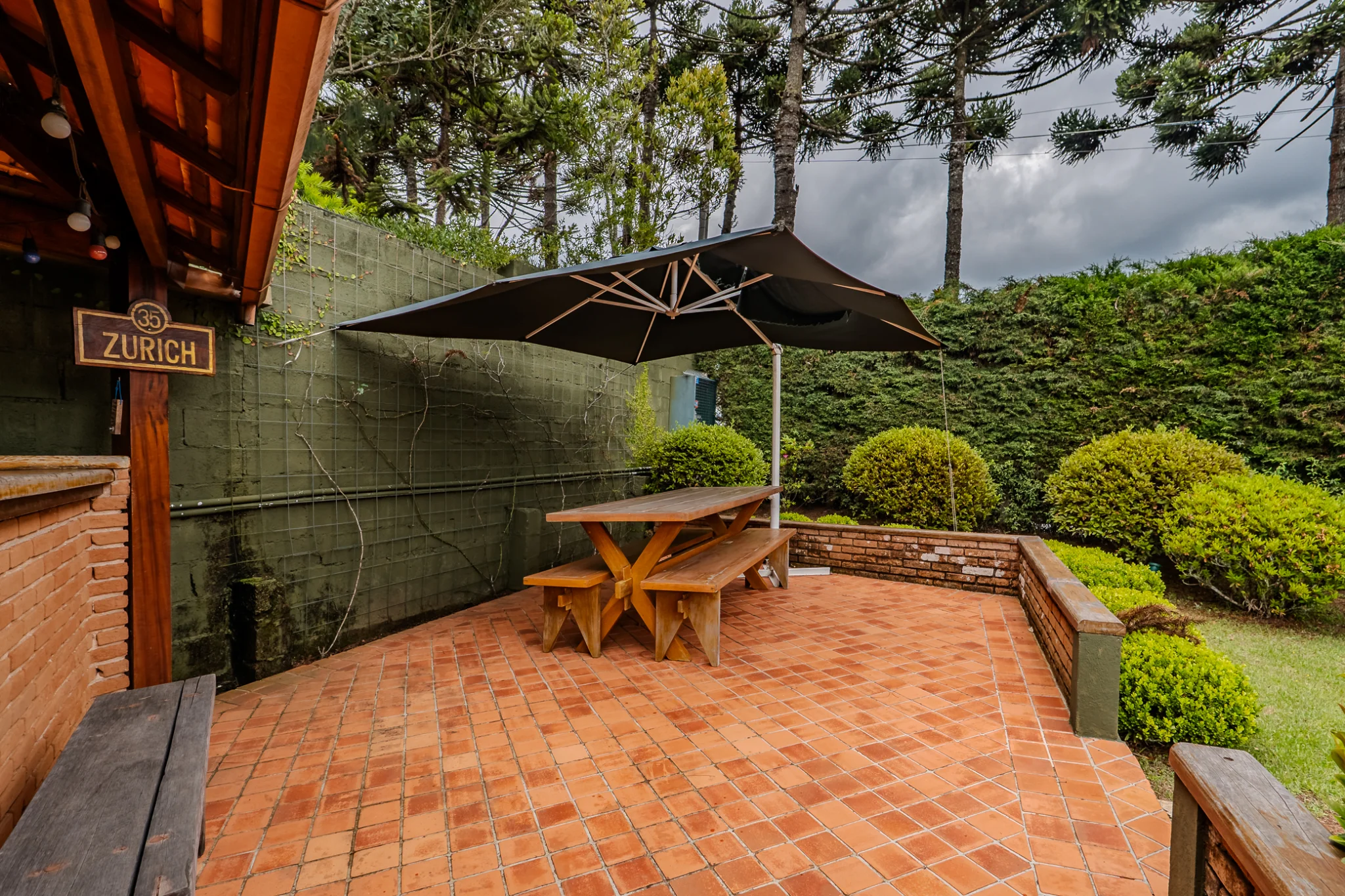 Casa estilo Toscana à venda com 4 suítes no Condomínio Vila Simonsen em Campos do Jordão/SP. 