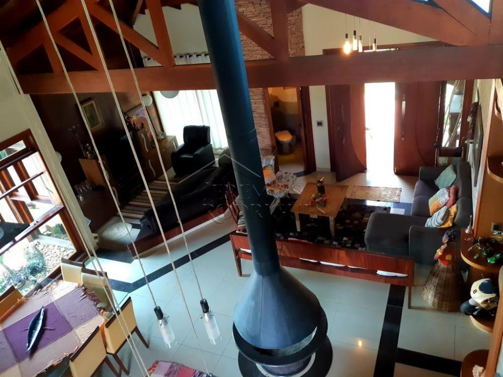 Casa à venda com 6 dormitórios no Condomínio Chácaras Cataguá em Taubaté/SP.