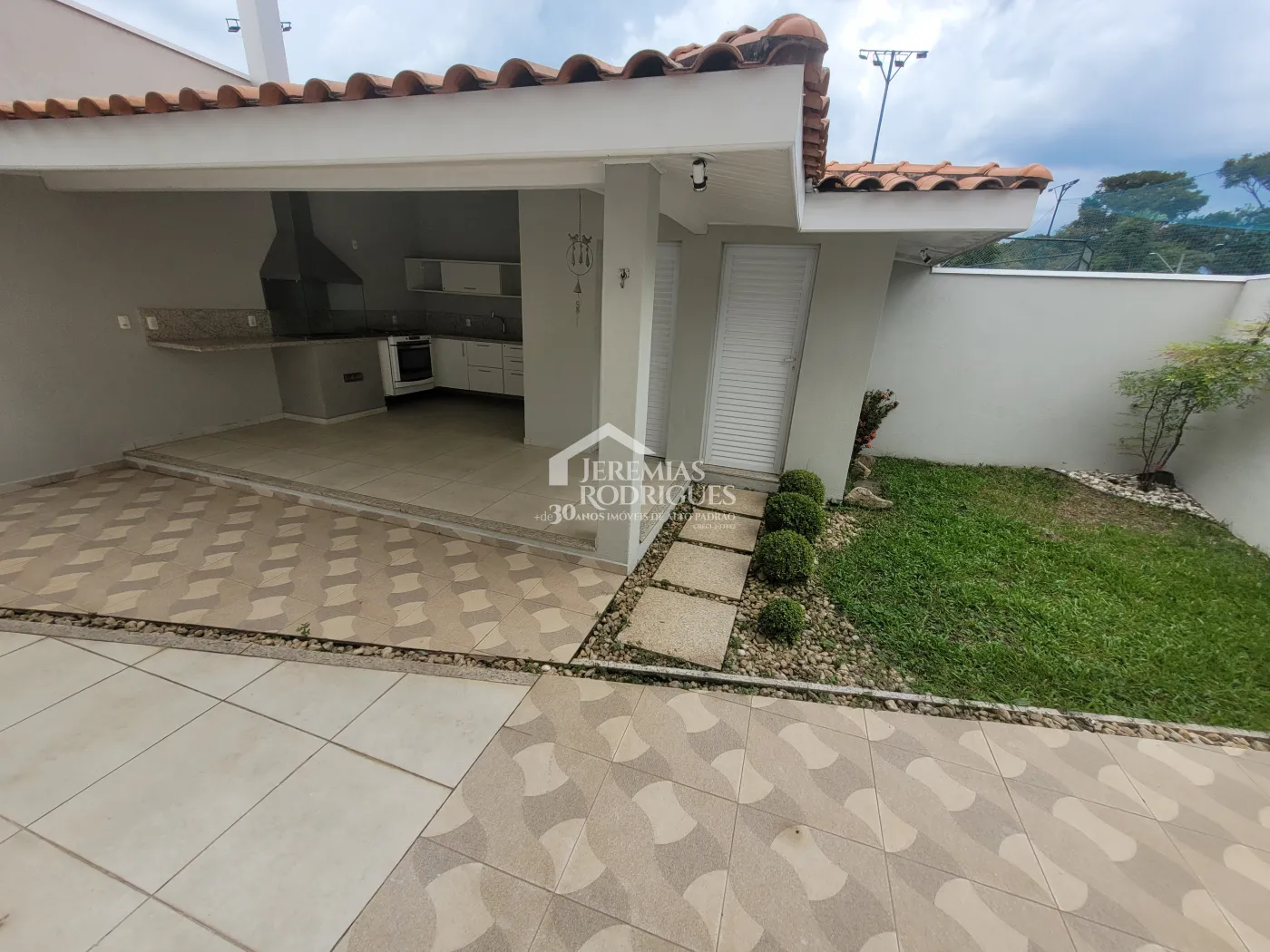 Casa para venda e locação com 3 dormitórios no Condomínio Campos do Conde I em Tremembé/SP