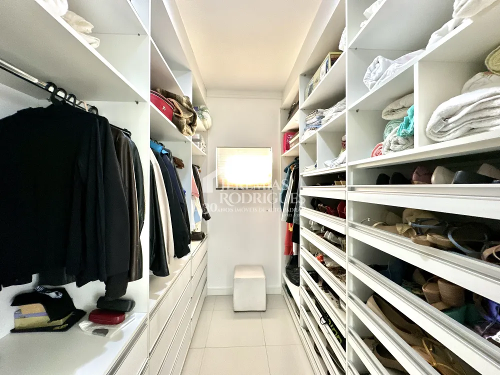 Casa mobiliada para locação no Condomínio Campos do Conde I em Tremembé/SP. 