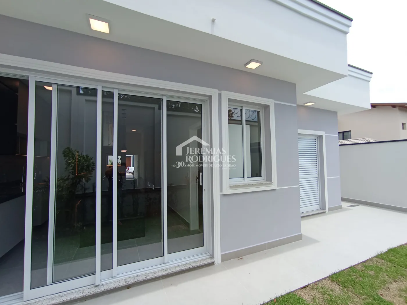 Casa à venda com 3 dormitórios no Condomínio Residencial Barão de Tremembé em Tremembé/SP.