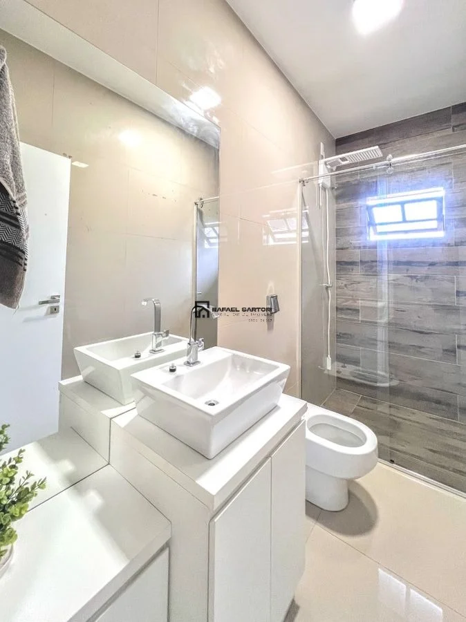 CASA COM 05 QUARTOS BAIRRO AMIZADE