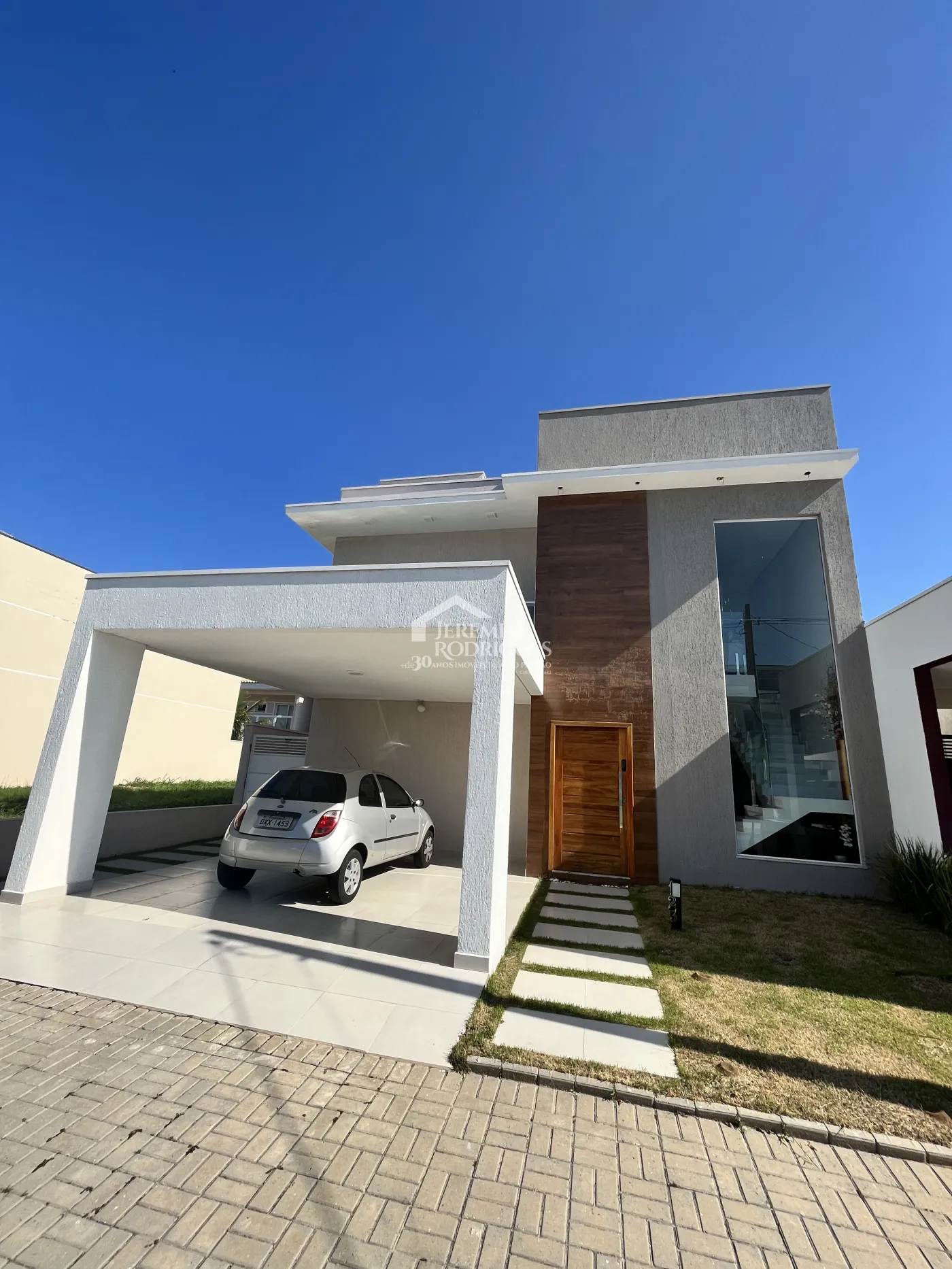 Casa assobradada à venda com 3 suítes no Condomínio Morada do Visconde em Tremembé /SP.