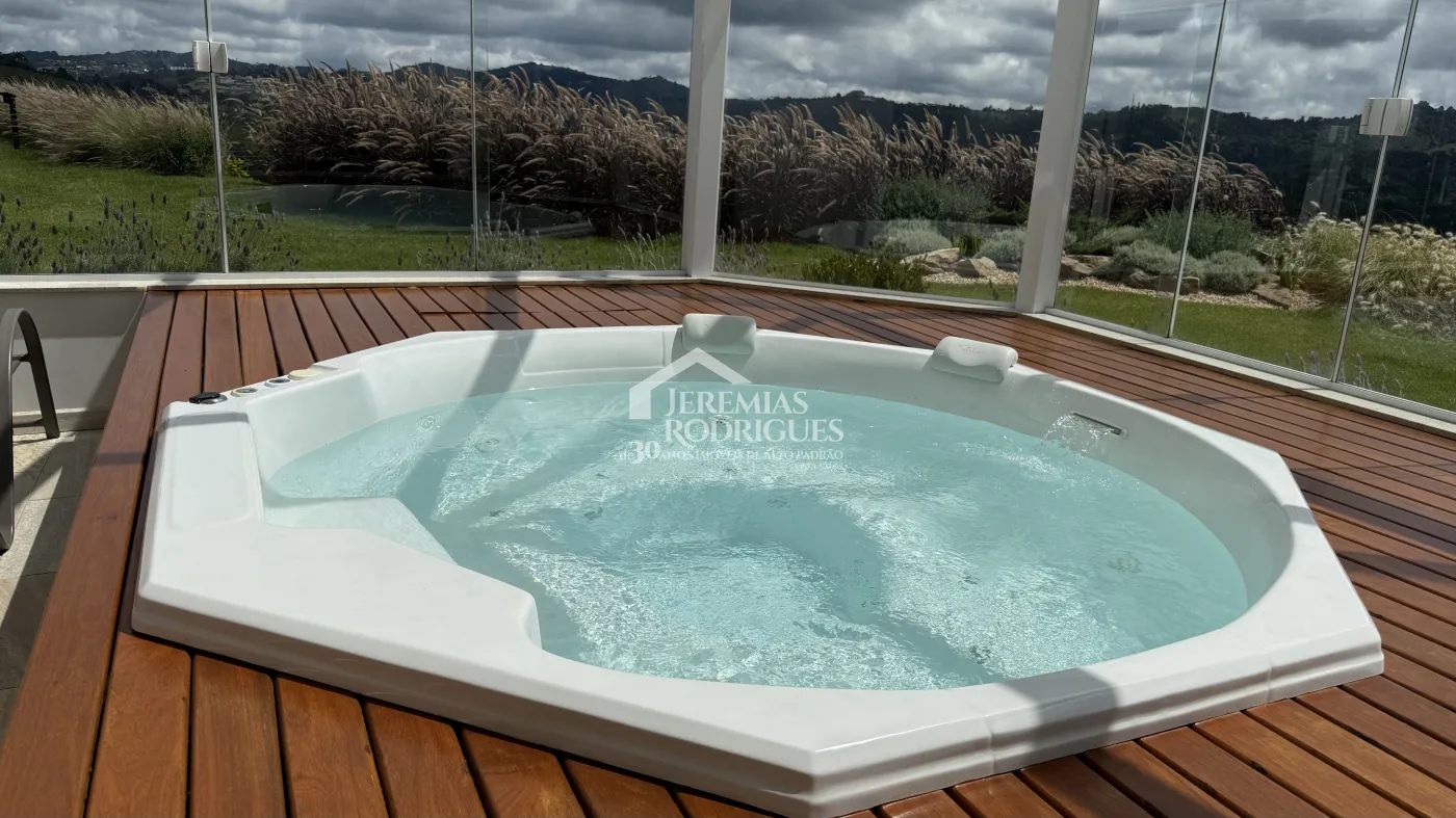 Casa à venda com 4 suítes no Condomínio Jardim Monte Belo em Campos do Jordão/SP.