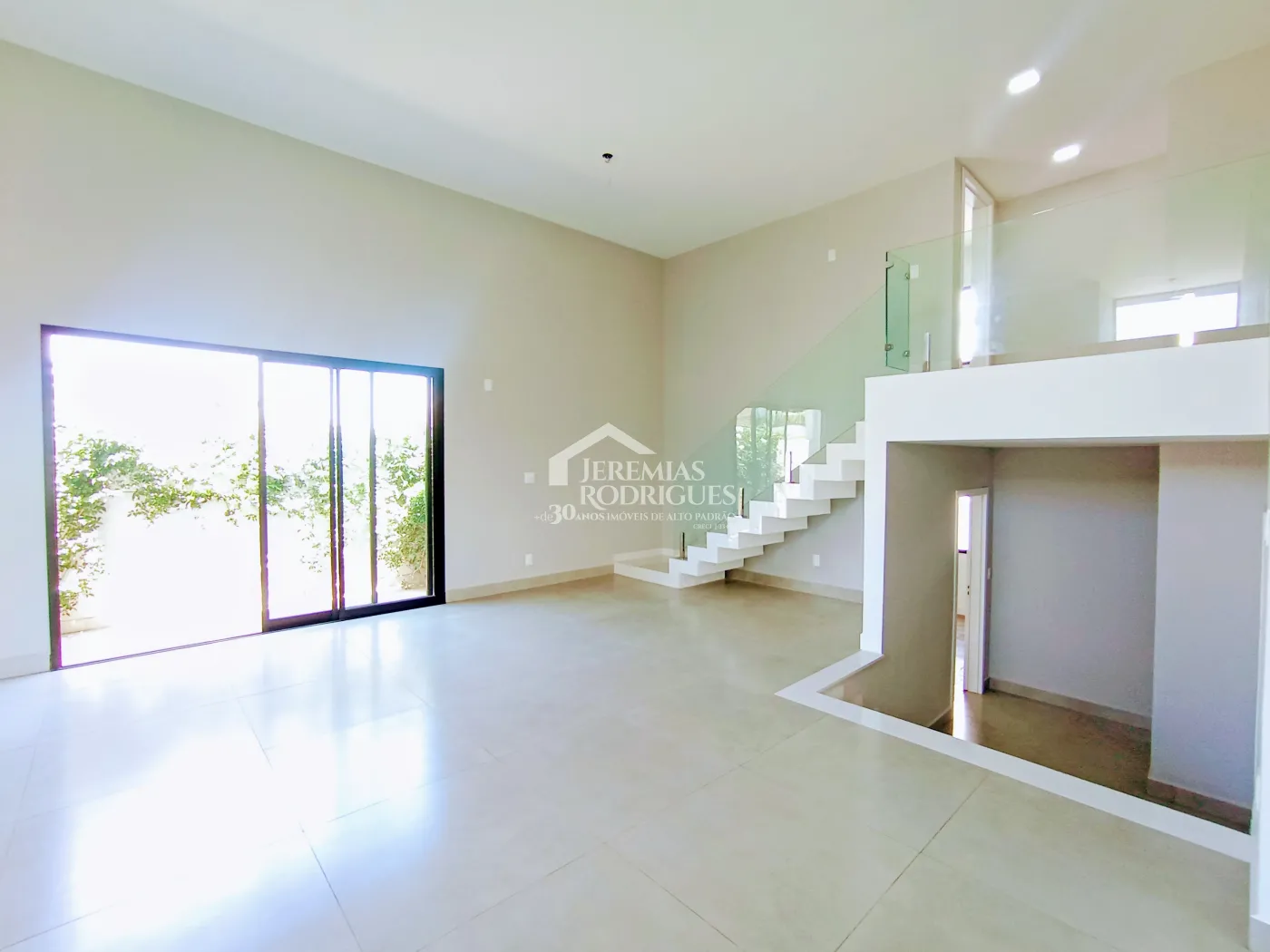 Casa assobradada à venda com 3 suítes no Condomínio Cyrela Landscape em Taubaté/SP.