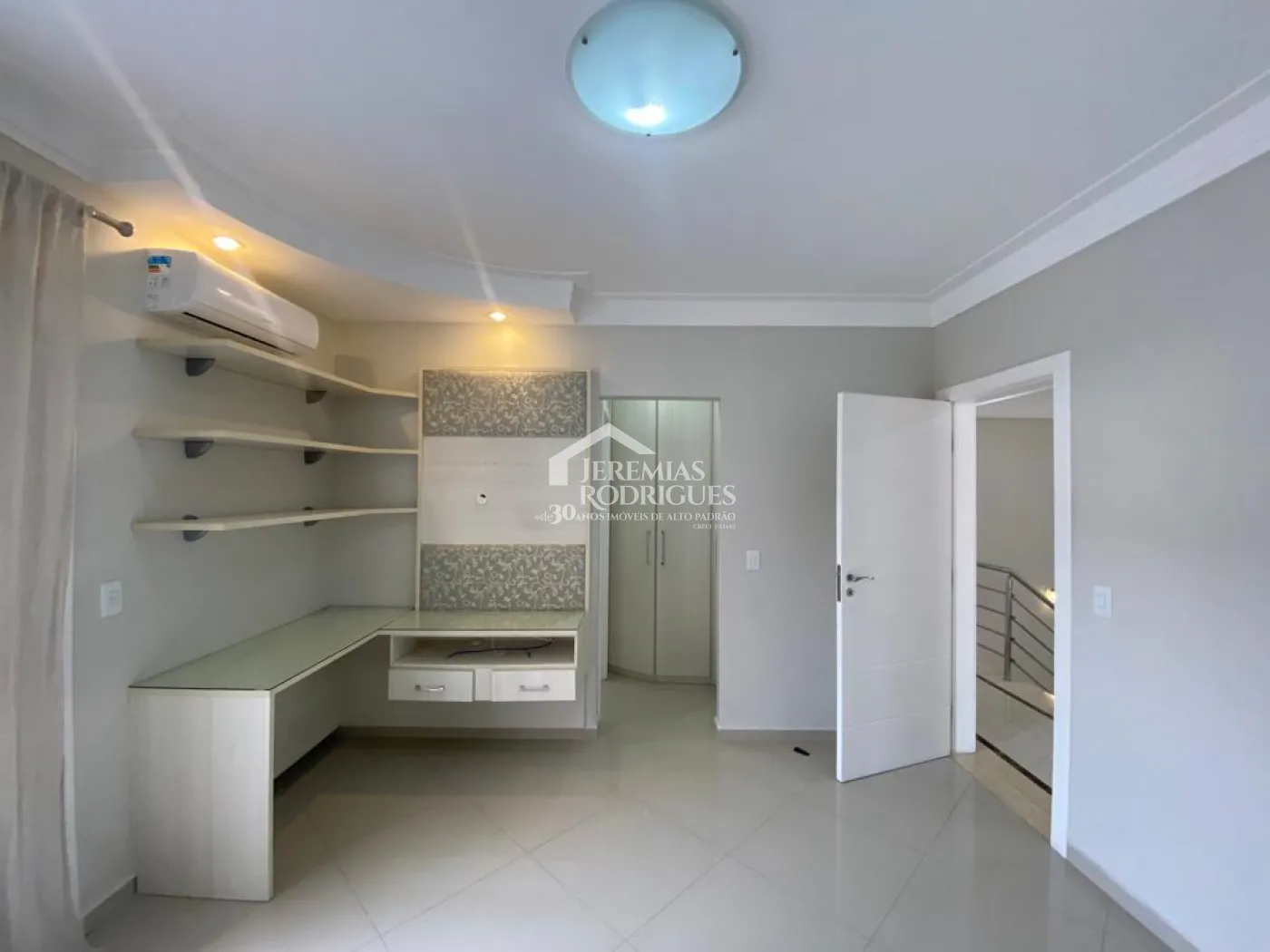 Casa à venda com 4 suítes no Condomínio Taubaté Village em Taubaté/SP. 