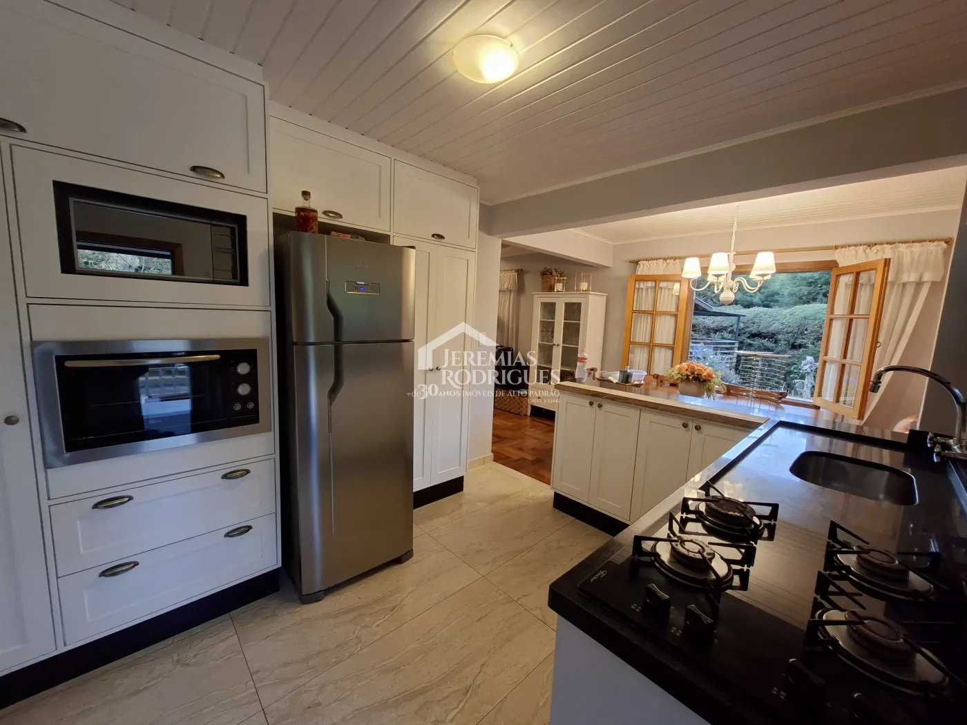 Casa à venda com 2 dormitórios no Condomínio Petiti Village em Campos do Jordão/SP.