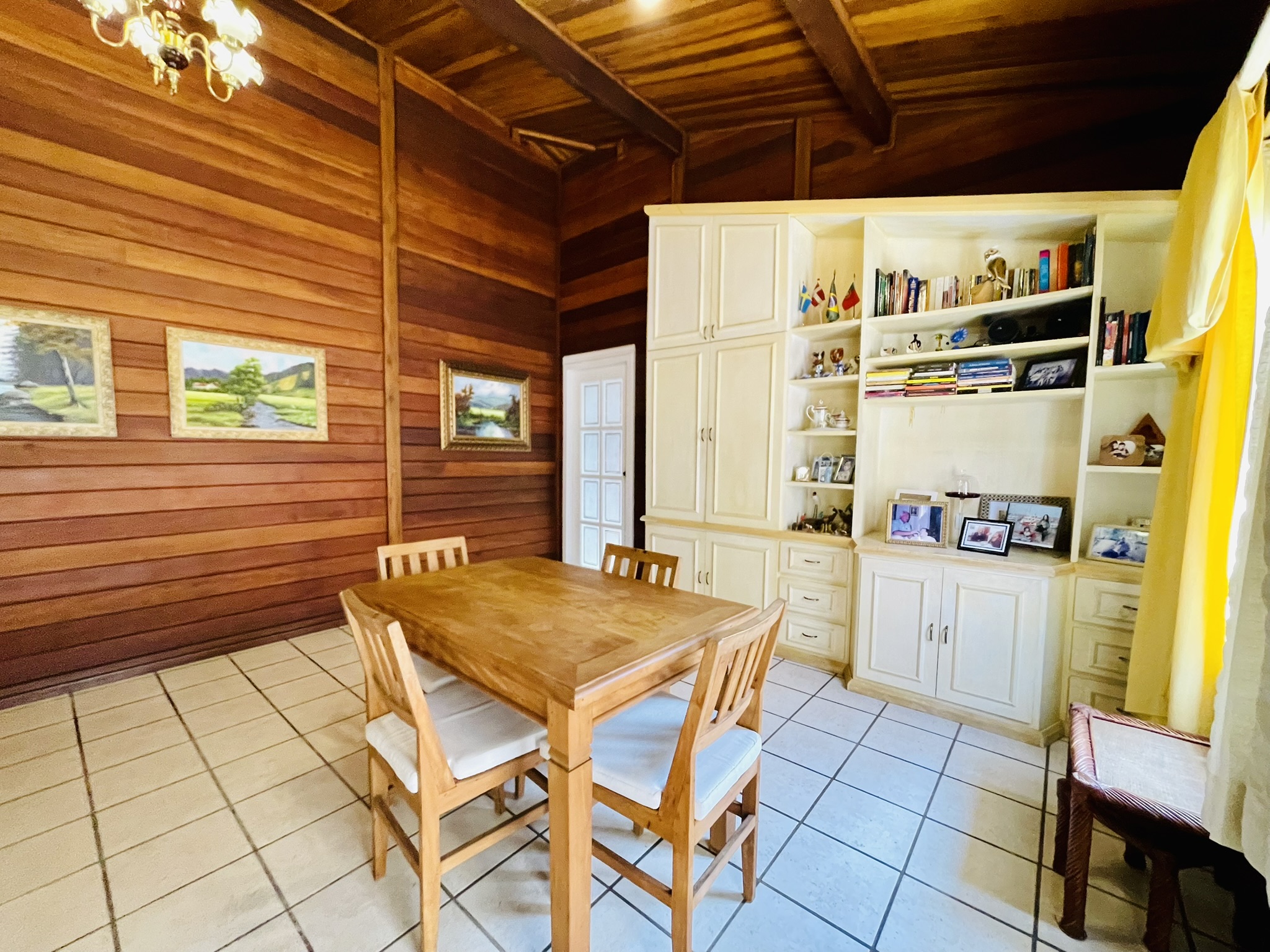 Casa à venda com 4 dormitórios no Condomínio Vale do Sol em Tremembé/SP.