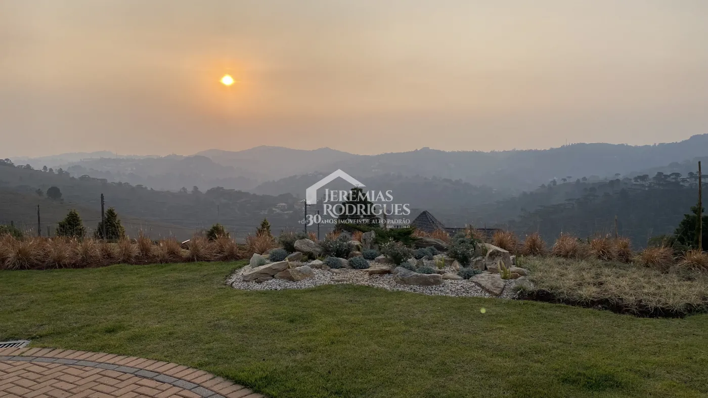 Casa à venda com 4 suítes no Condomínio Jardim Monte Belo em Campos do Jordão/SP.