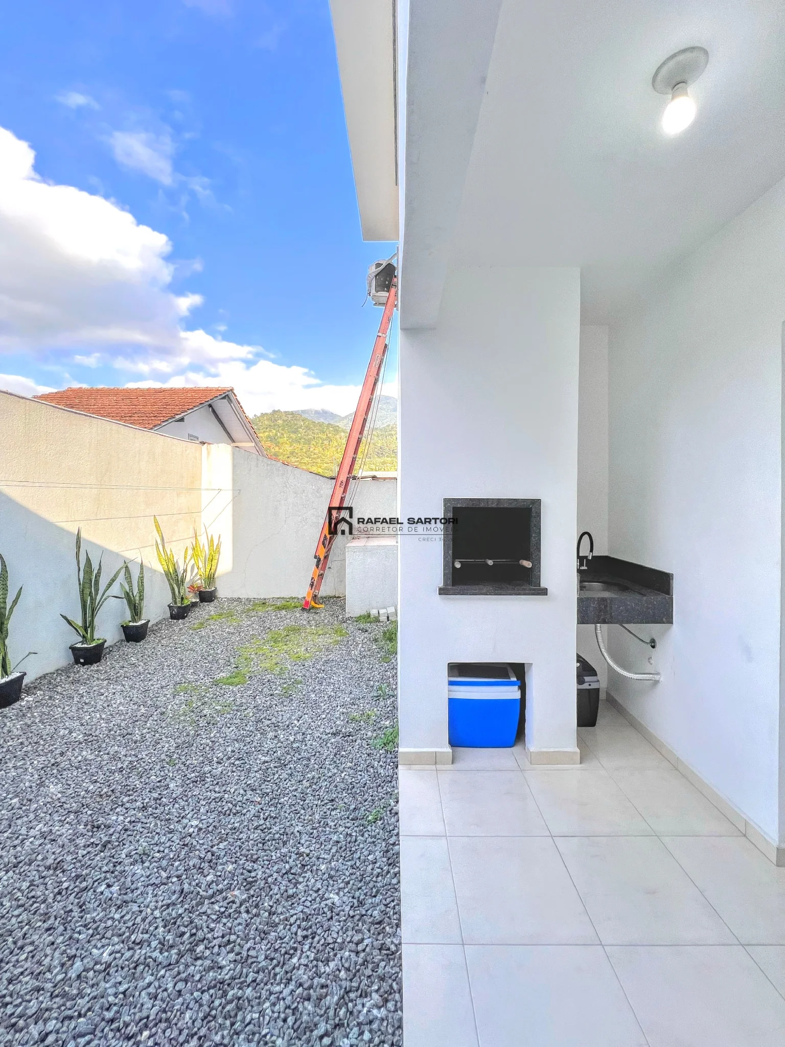 CASA EM MEIO LOTE NO CENTRO