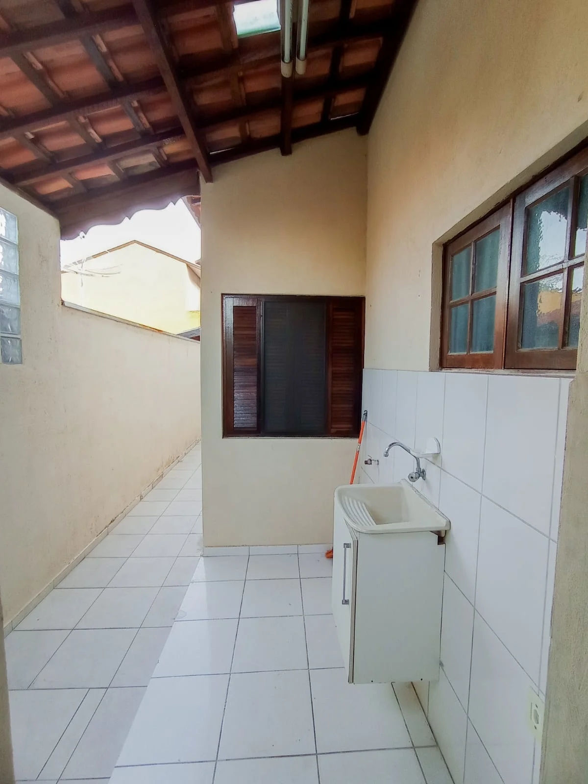 Casa para locação com 2 dormitórios no bairro Mombaça em Pindamonhangaba/SP. 