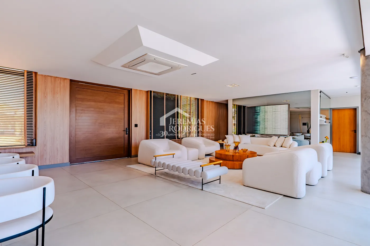 Casa à venda com 4 suítes no Condomínio Taubaté Village em Taubaté/SP.