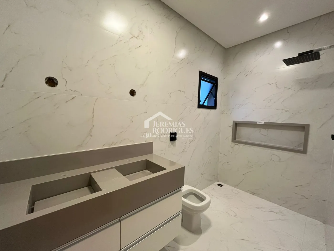 Casa assobradada à venda com 3 suítes no Condomínio Cyrela Landscape em Taubaté/SP.