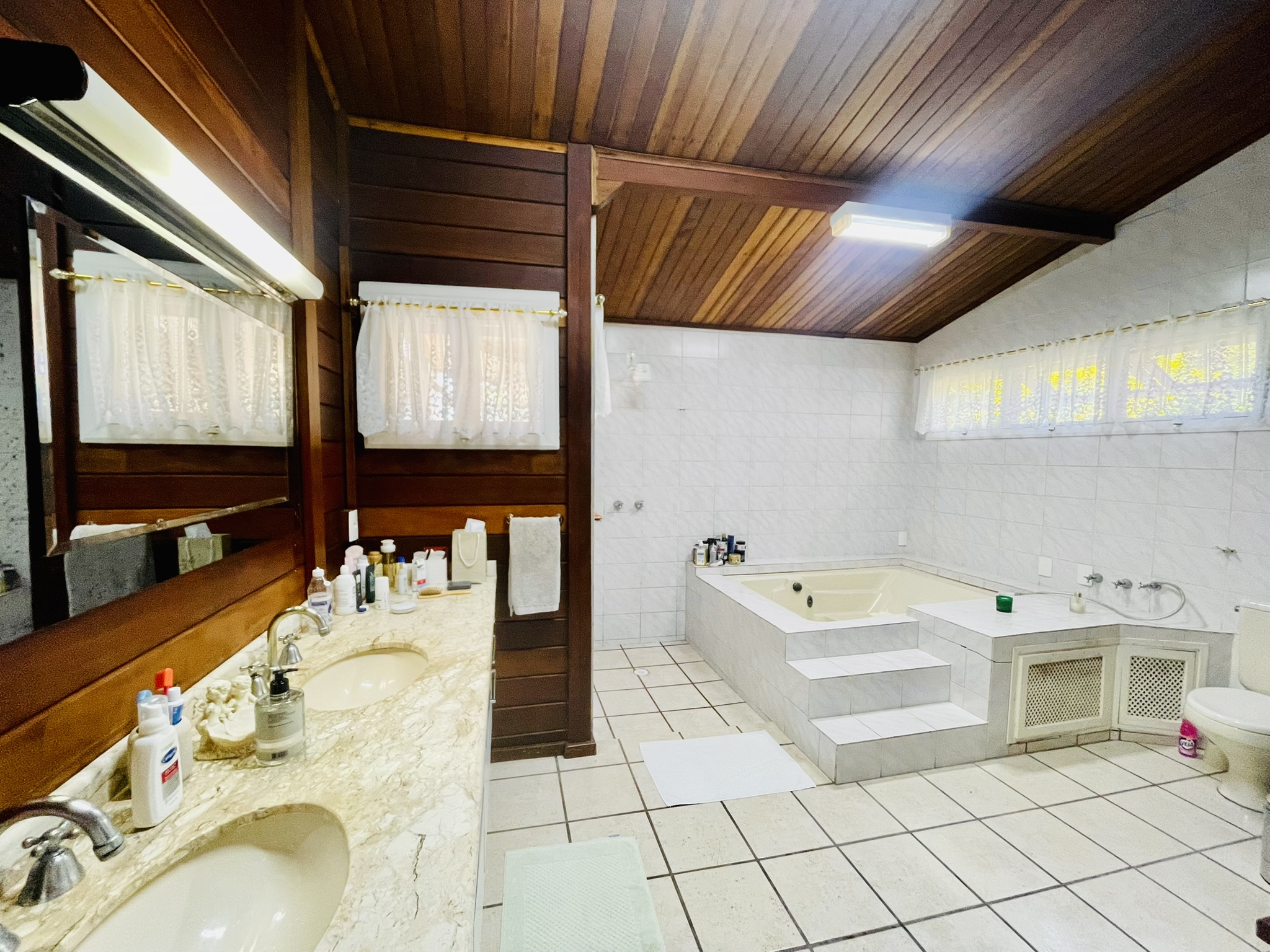 Casa à venda com 4 dormitórios no Condomínio Vale do Sol em Tremembé/SP.