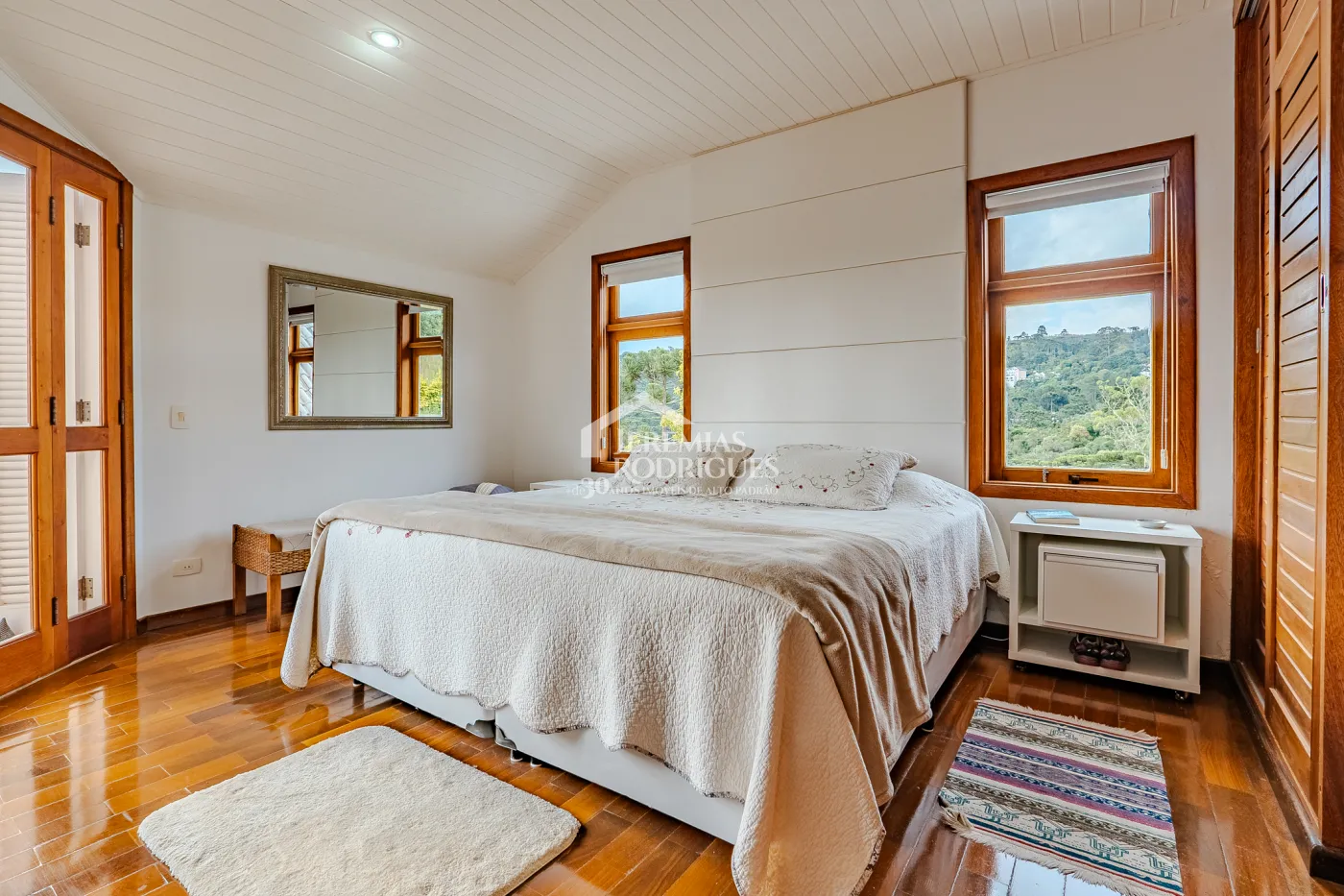 Casa assobradada à venda com 3 dormitórios no Condomínio Aldeia Austríaca em Campos do Jordão/SP.