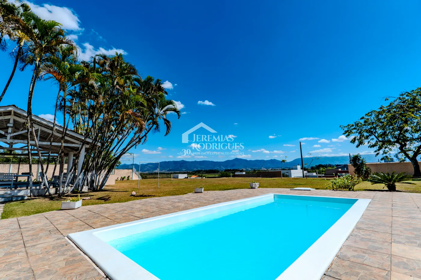 A Imobiliária Jeremias Rodrigues Imóveis de Alto Padrão disponibiliza para venda essa casa no Condomínio Morada do Visconde em Tremembé/SP.