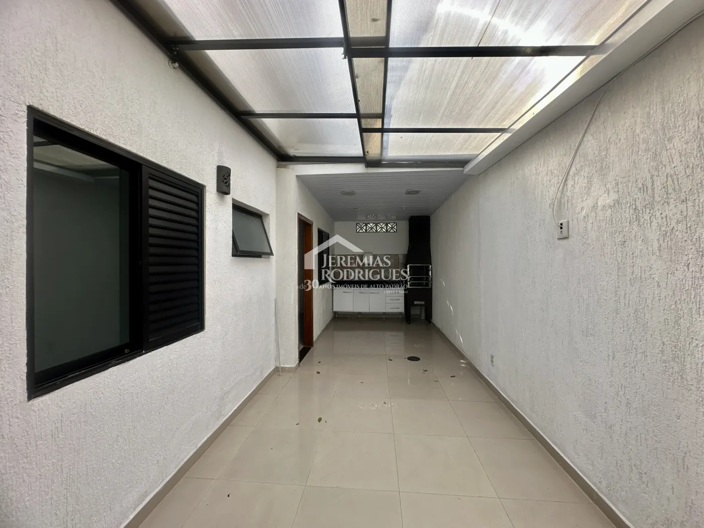 Casa para venda e locação com 4 dormitórios no Condomínio Alto dos Pinheiros em Taubaté/SP.