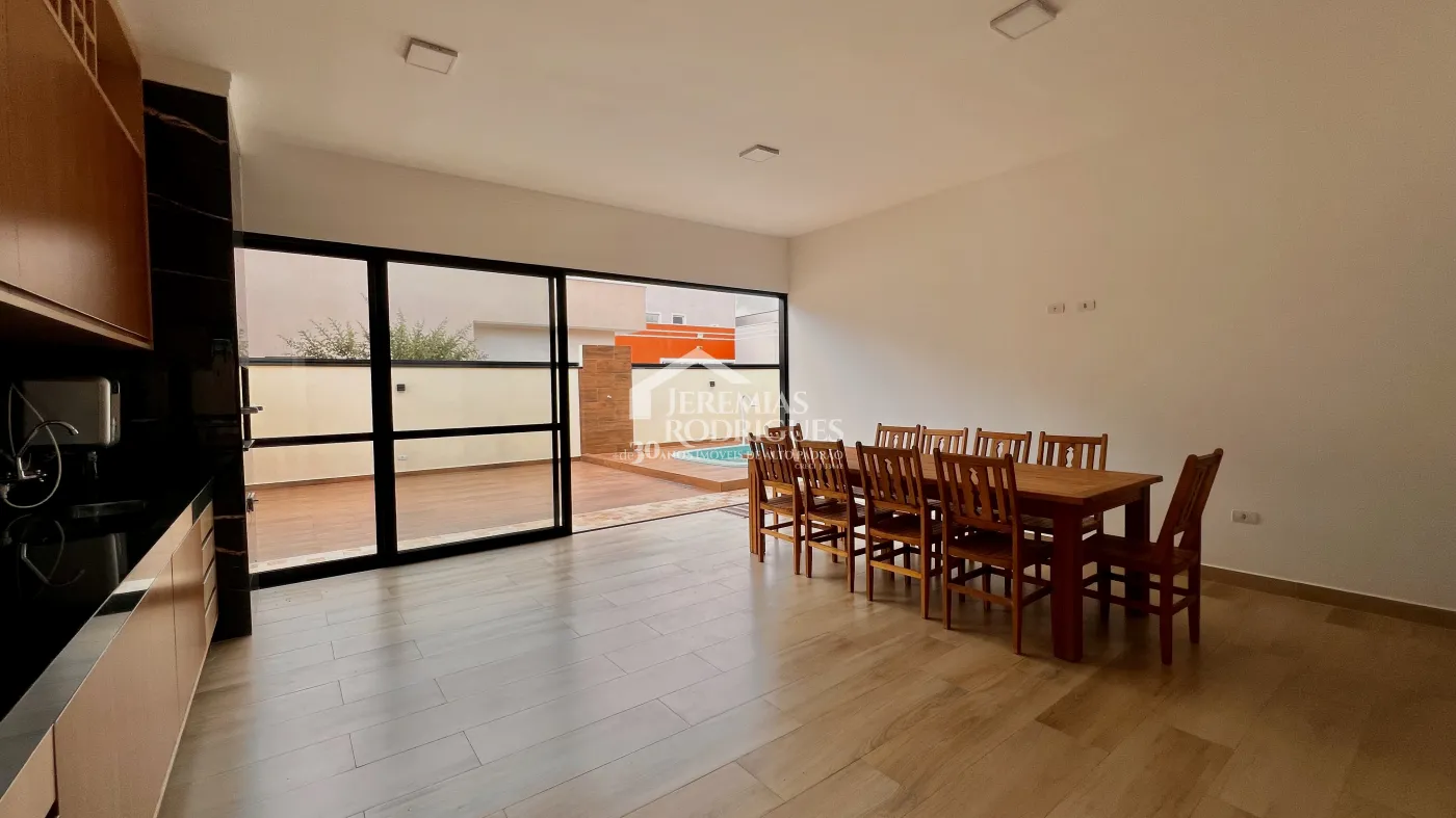Casa à venda com 3 dormitórios no Condomínio Residencial Tecoara em Taubaté/SP.