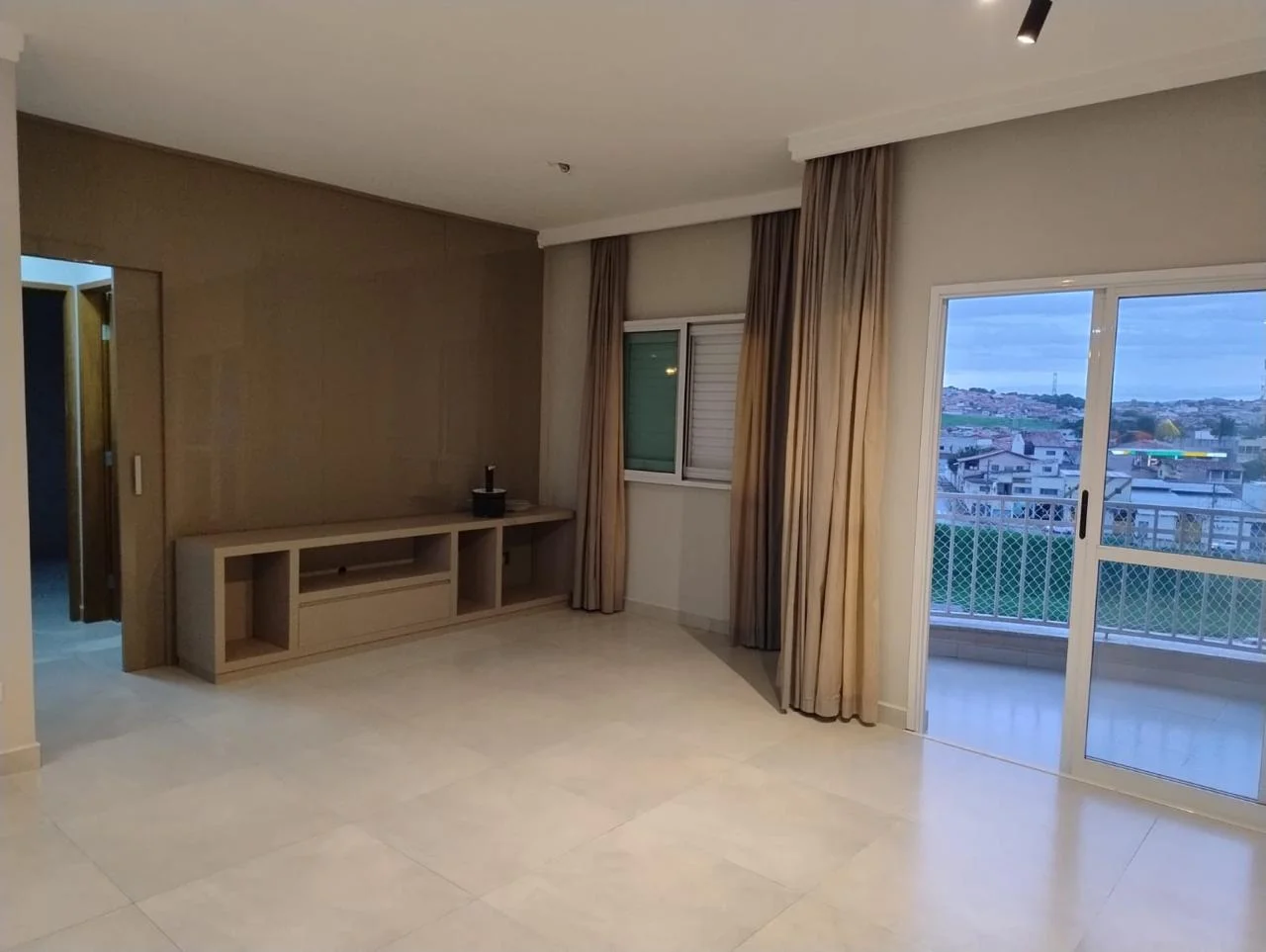 Apartamento com 2 dormitórios, 74 m²  para locação no Condomínio Litani em Taubaté/SP.