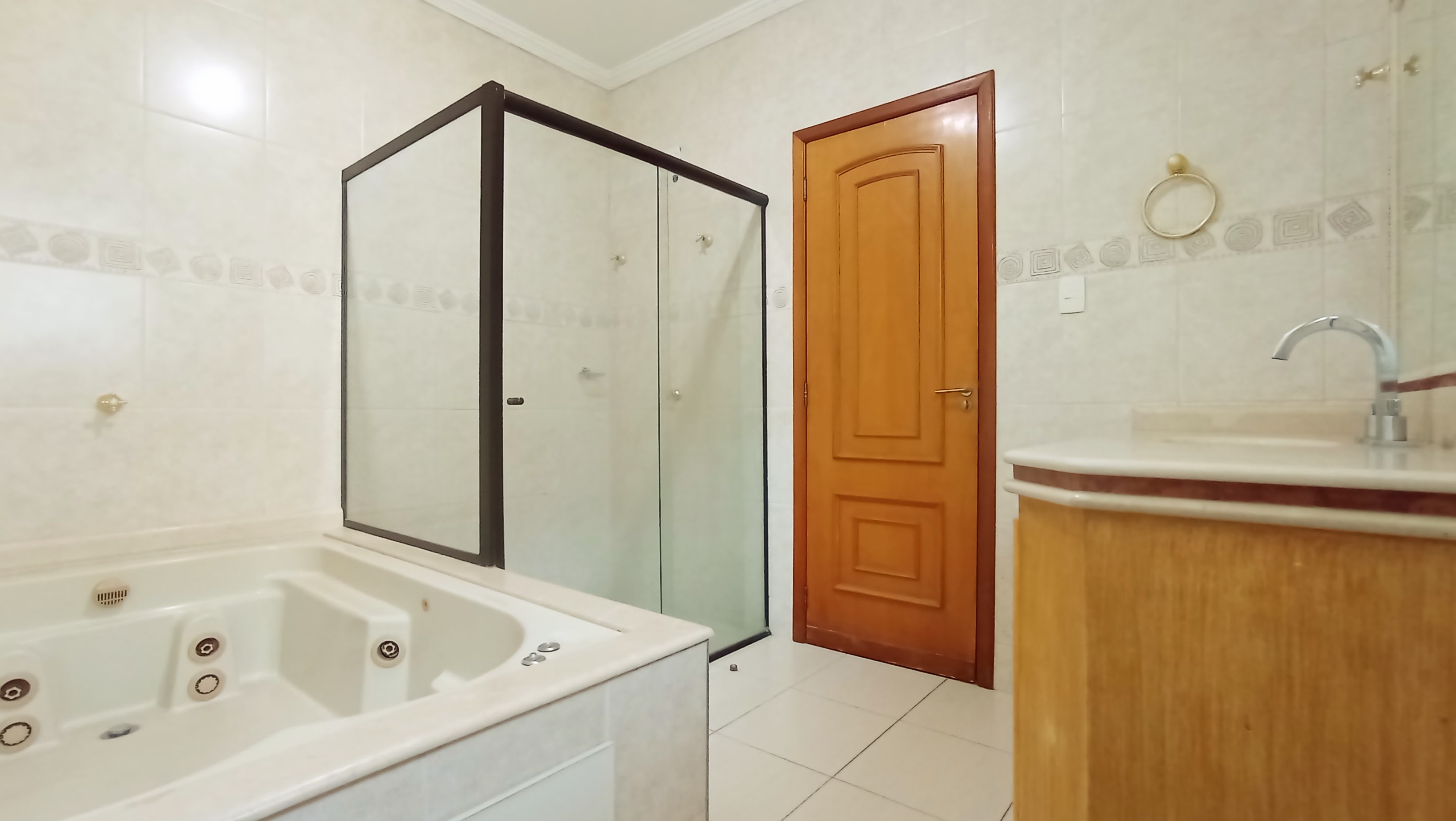 Casa à venda com 3 dormitórios no Condomínio Taubaté Village em Taubaté/SP.