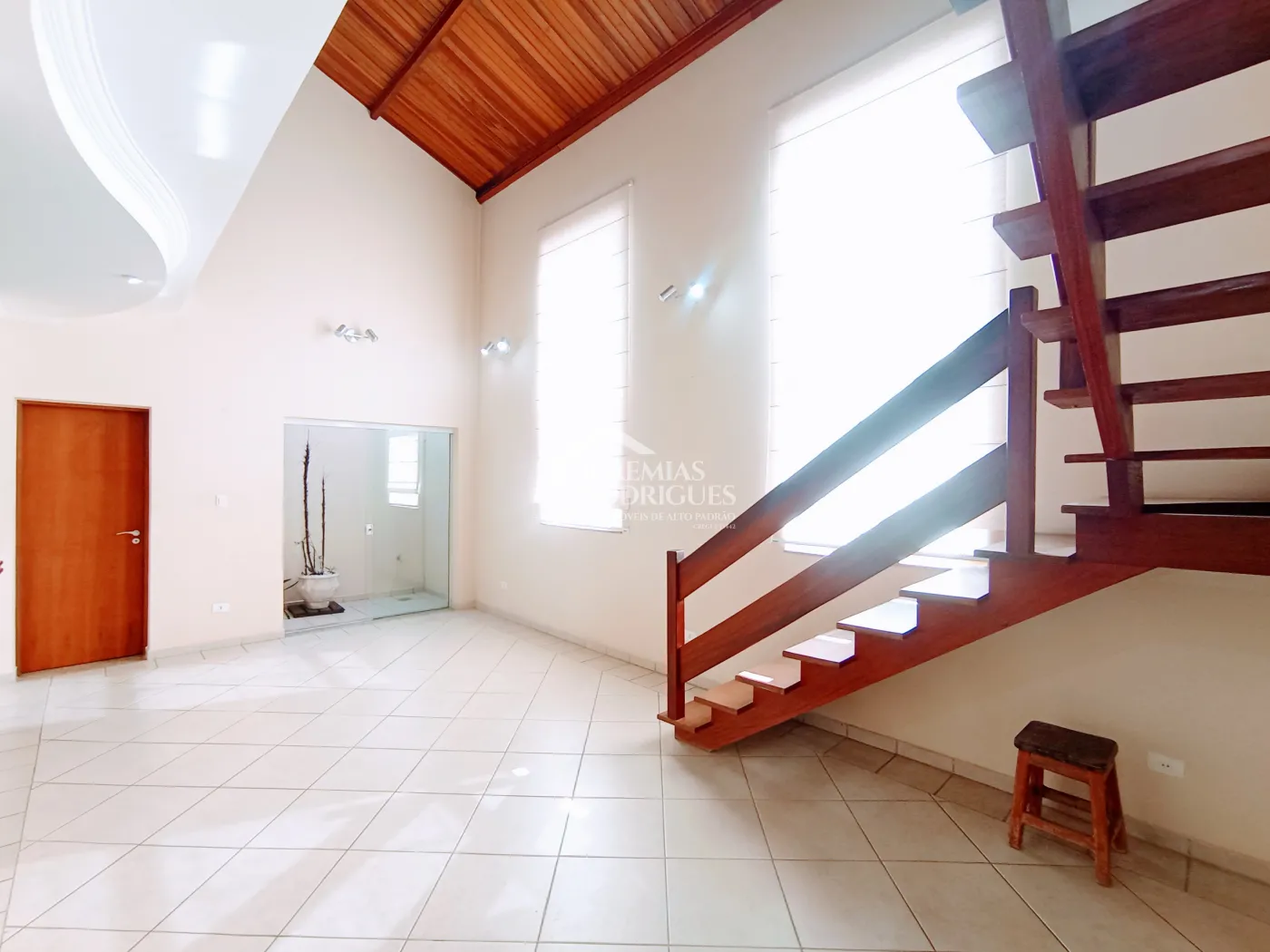 Casa à venda com 3 dormitórios no Condomínio Vale dos Príncipes em Taubaté/SP.