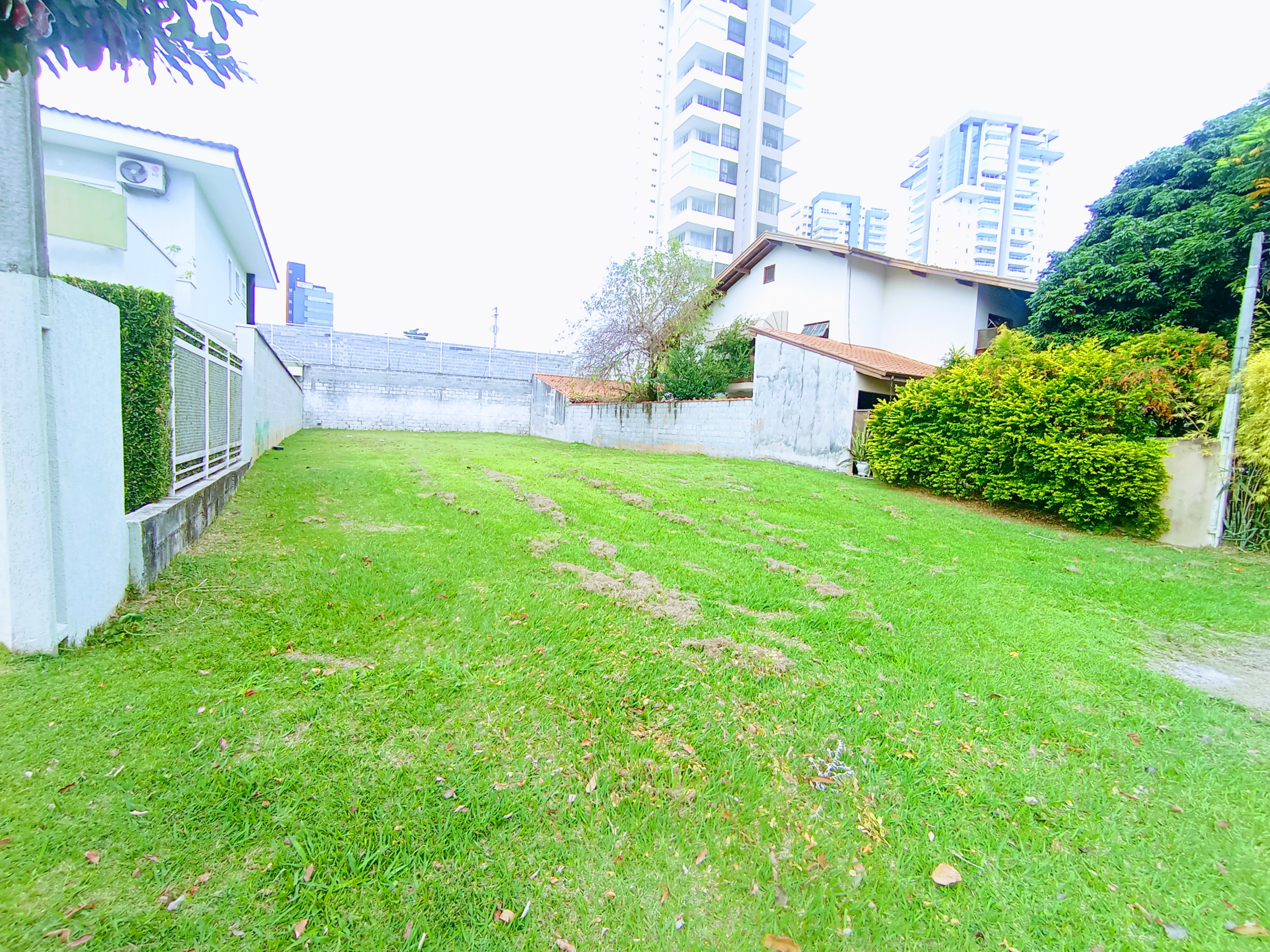 Terreno à venda com 445 m² no Condomínio Taubaté Village em Taubaté/SP. 