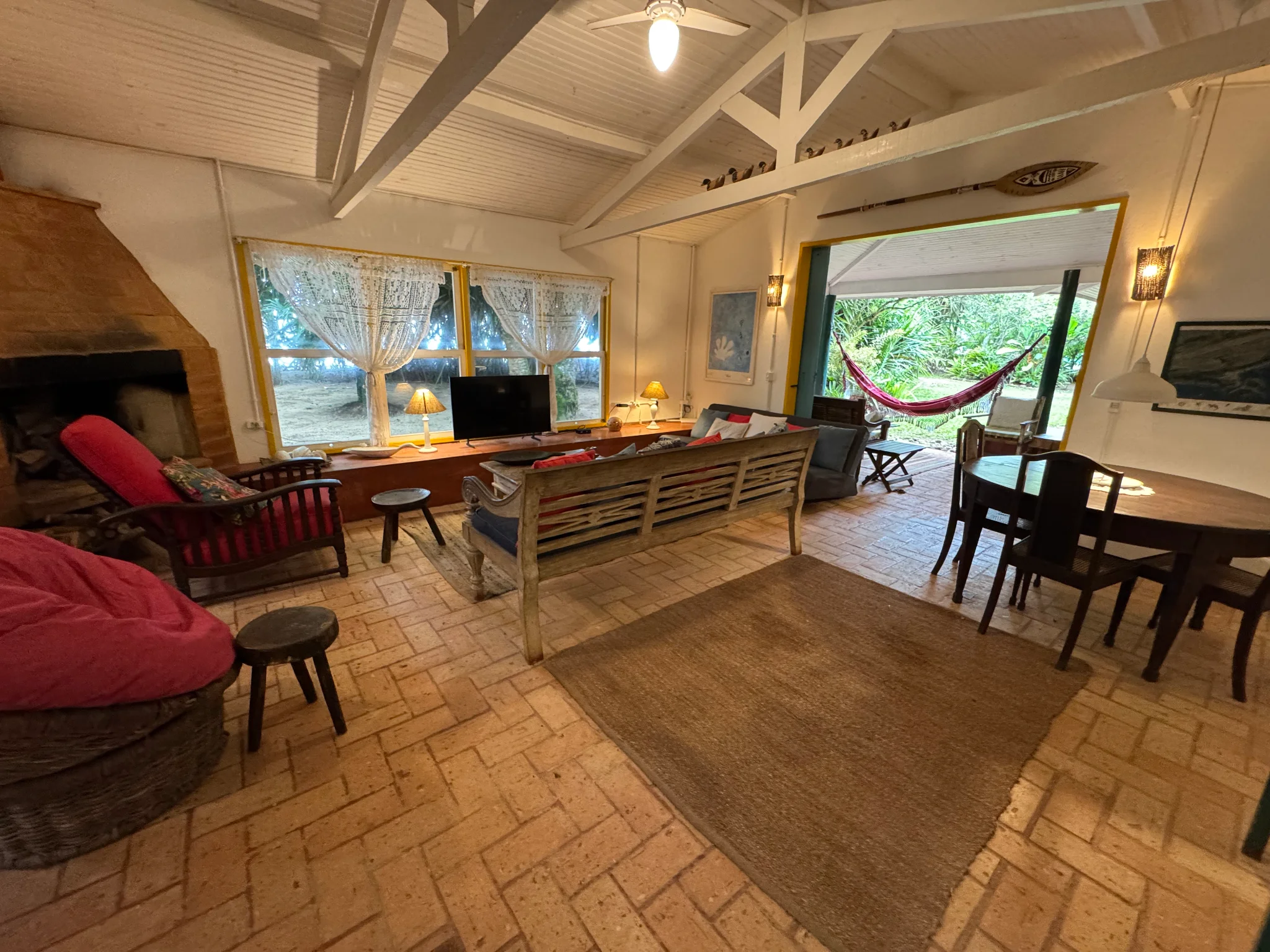 Casa à venda com 5 dormitórios na Praia Vermelha do Centro em Ubatuba/SP. 