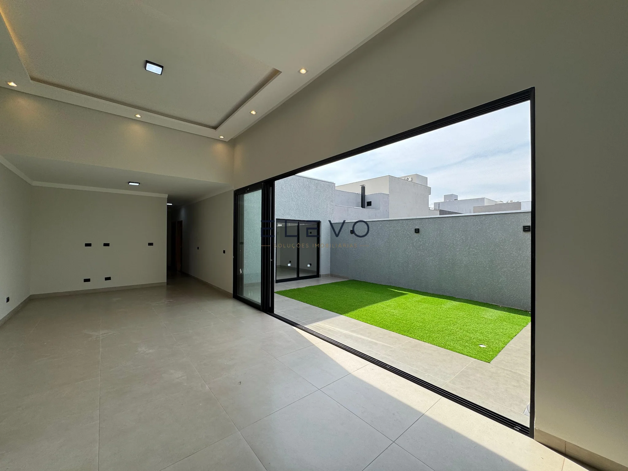 Casa à Venda no Jardim Munique em Maringá | 132m², 3 Quartos, Suíte, Churrasqueira e Espaço para Piscina