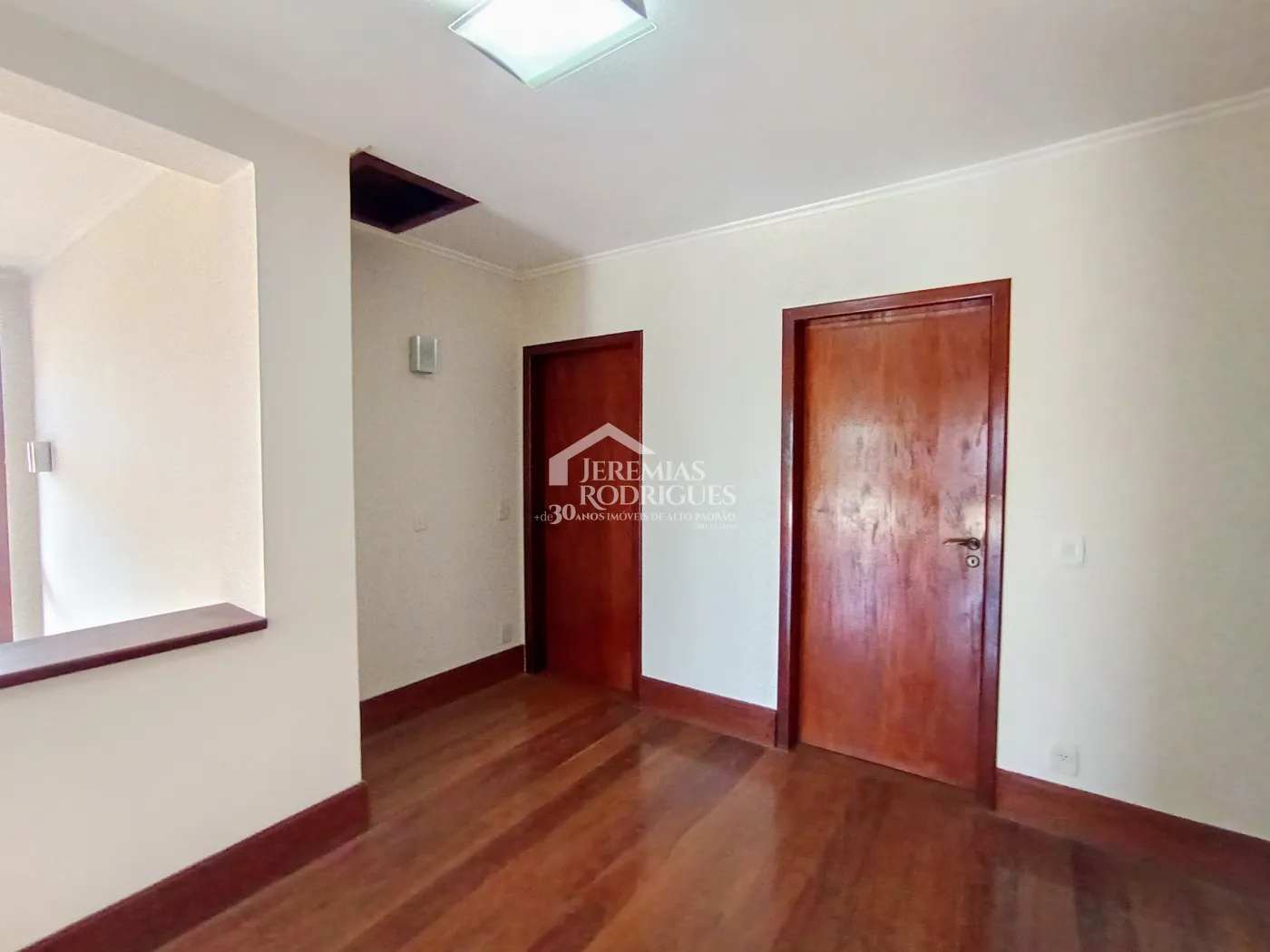 Casa à venda e locação com 4 suítes no Condomínio Colonial Village I em Pindamonhangaba/SP.