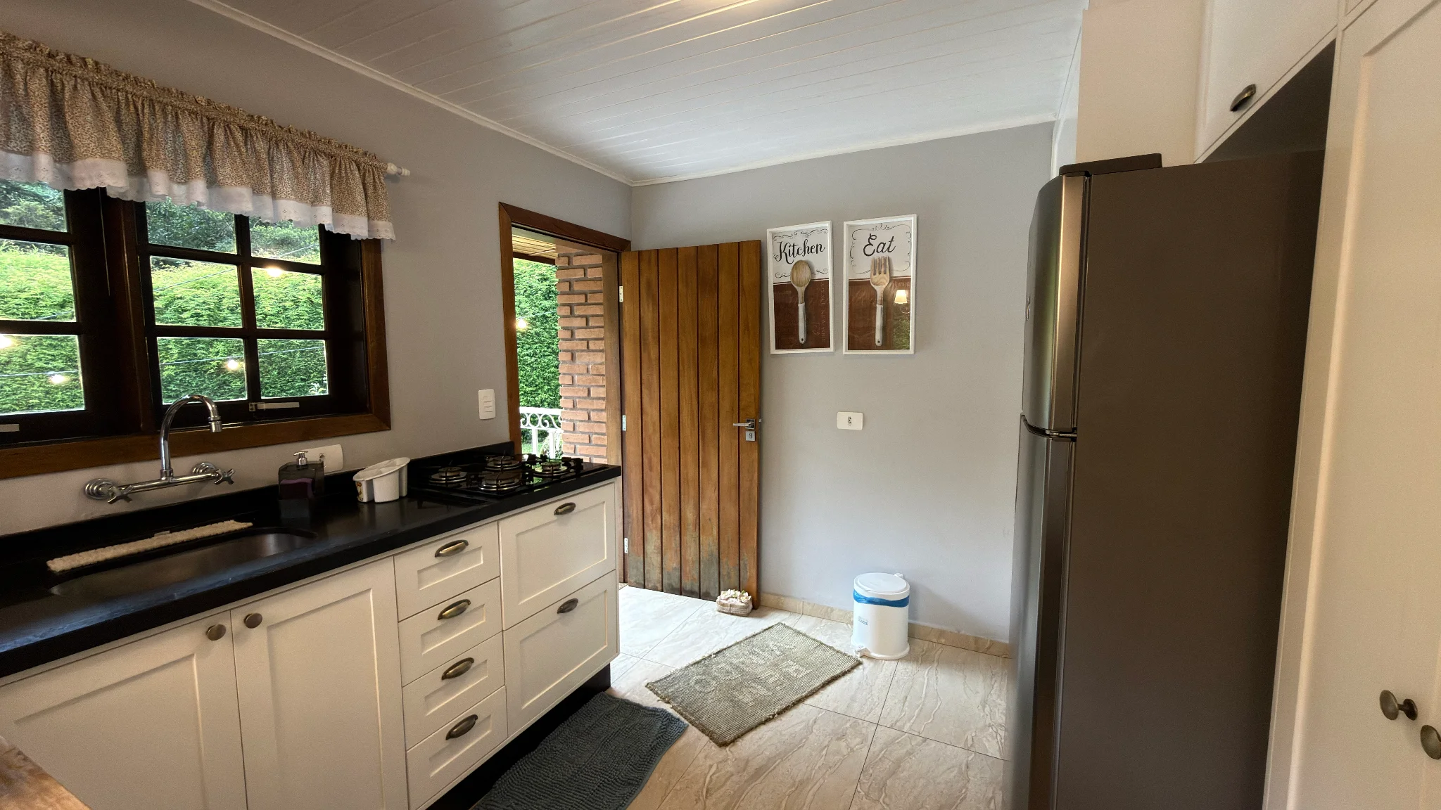 Casa à venda com 2 dormitórios no Condomínio Petiti Village em Campos do Jordão/SP.