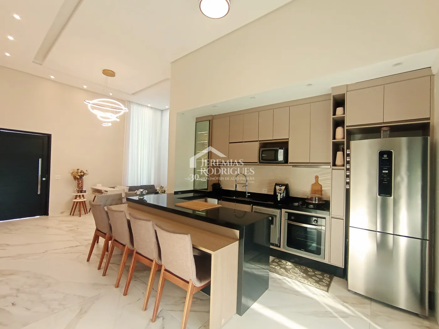 Casa à venda com 3 dormitórios no Condomínio Terras do Vale em Caçapava/SP.