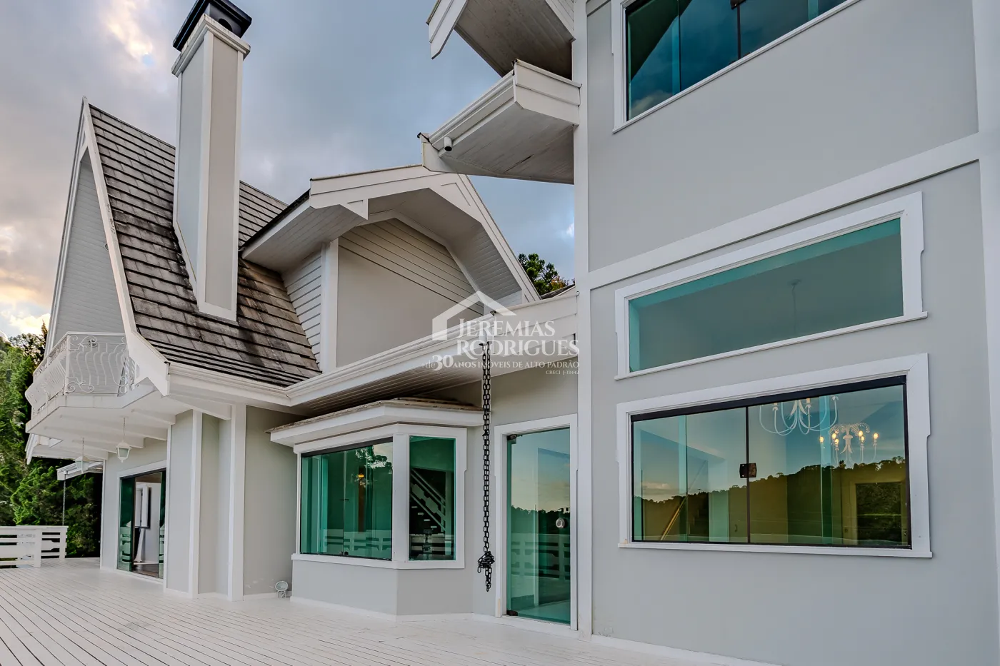 Casa para venda com 5 suítes no Condomínio Jardim Véu da Noiva em Campos do Jordão/SP