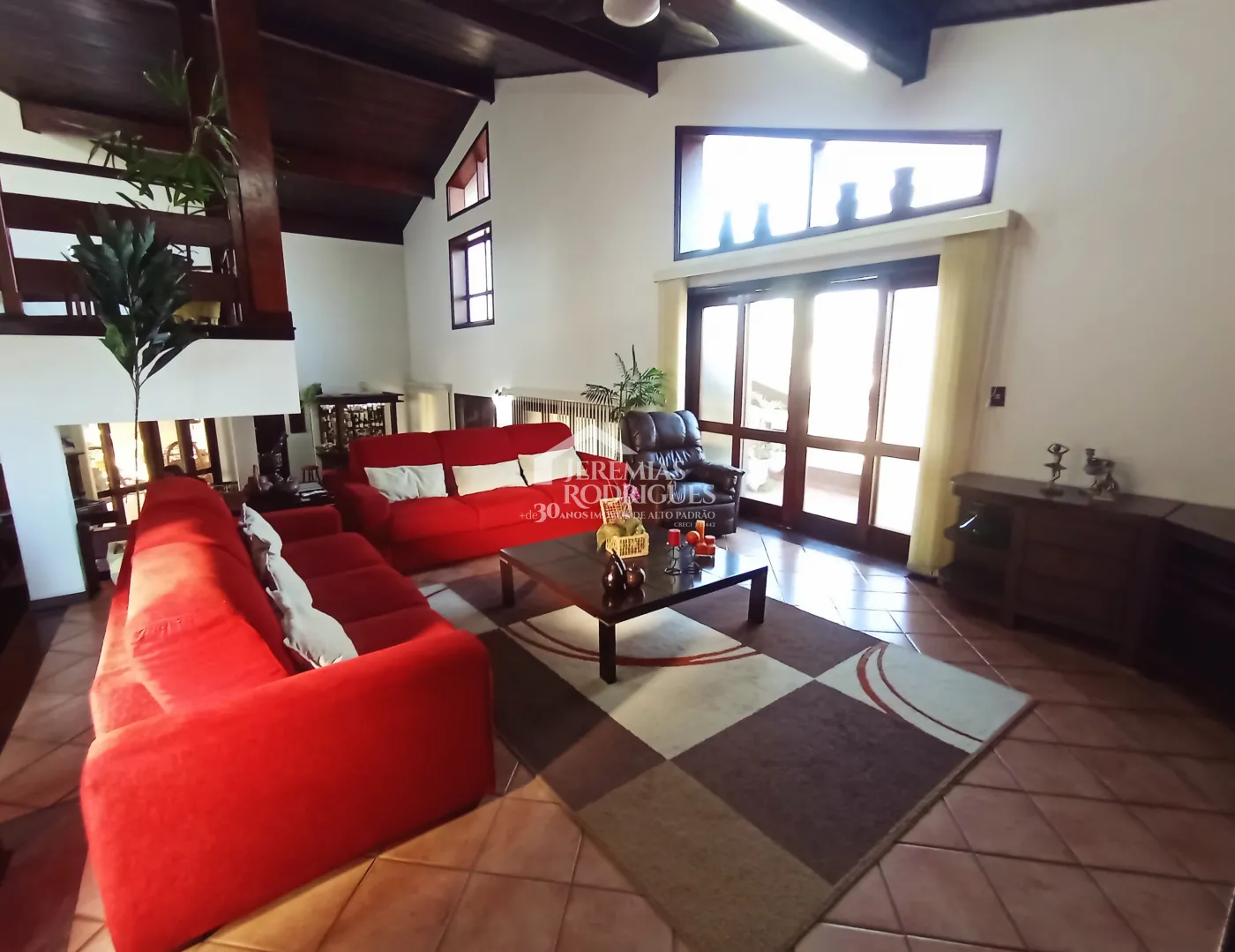 Casa à venda com 4 dormitórios no Condomínio Village Paineiras em Pindamonhangaba/SP.