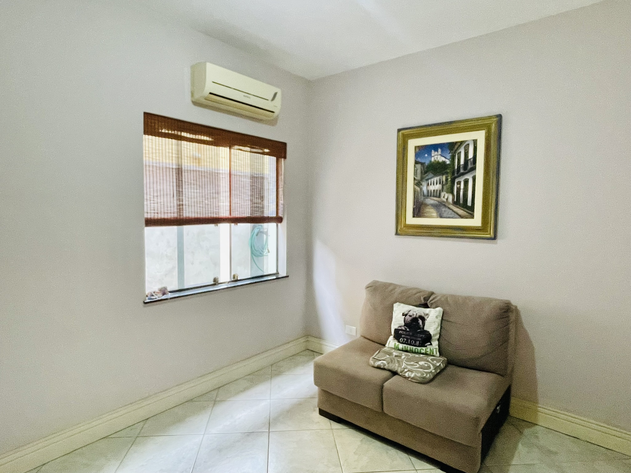 Casa à venda com 4 dormitórios no Condomínio Jardim das Hortênsias em Taubaté/SP.